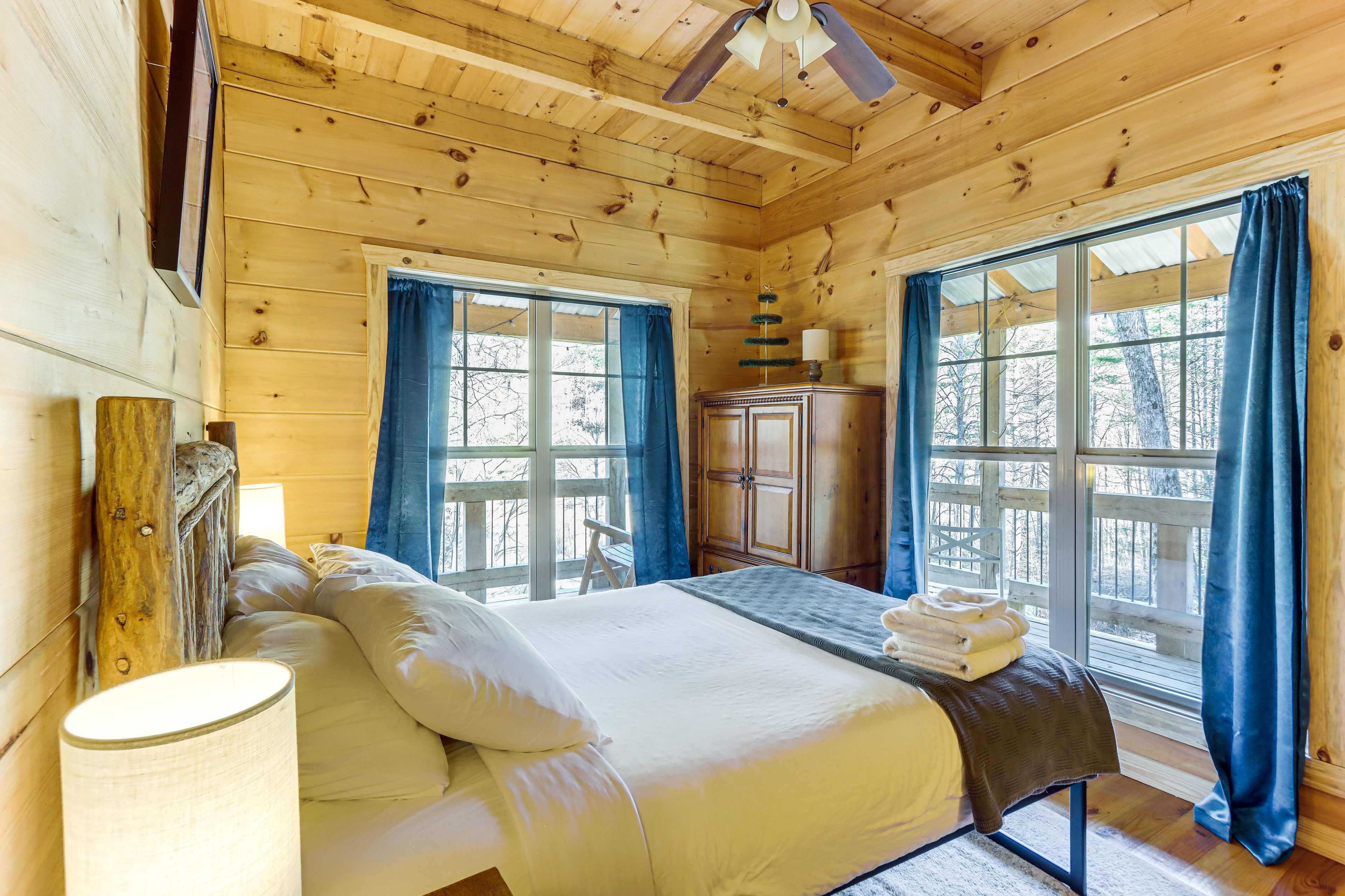 Bedroom 1 | Queen Bed | 1st Floor