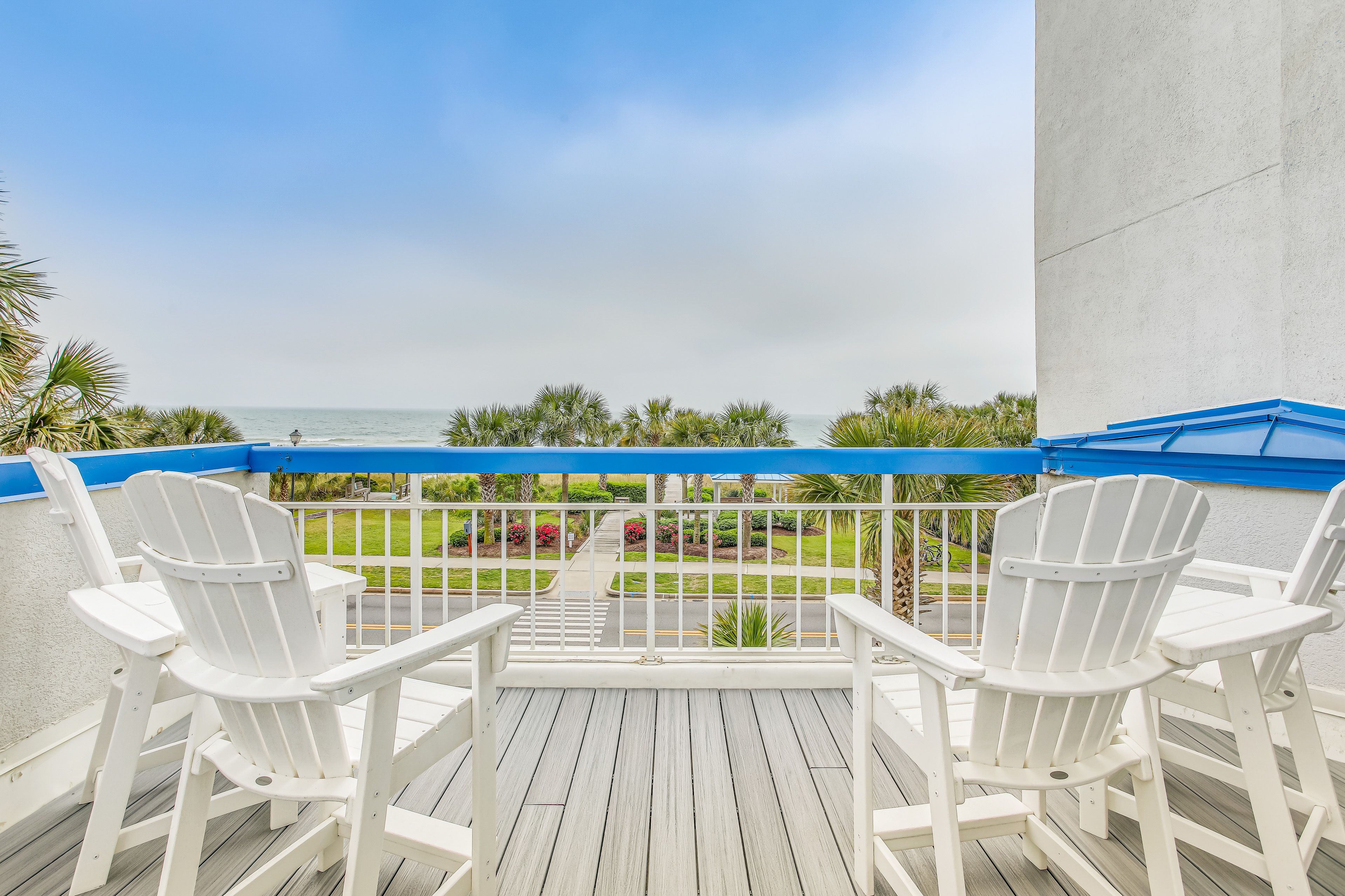 Community Viewing Deck | Walk to Beach