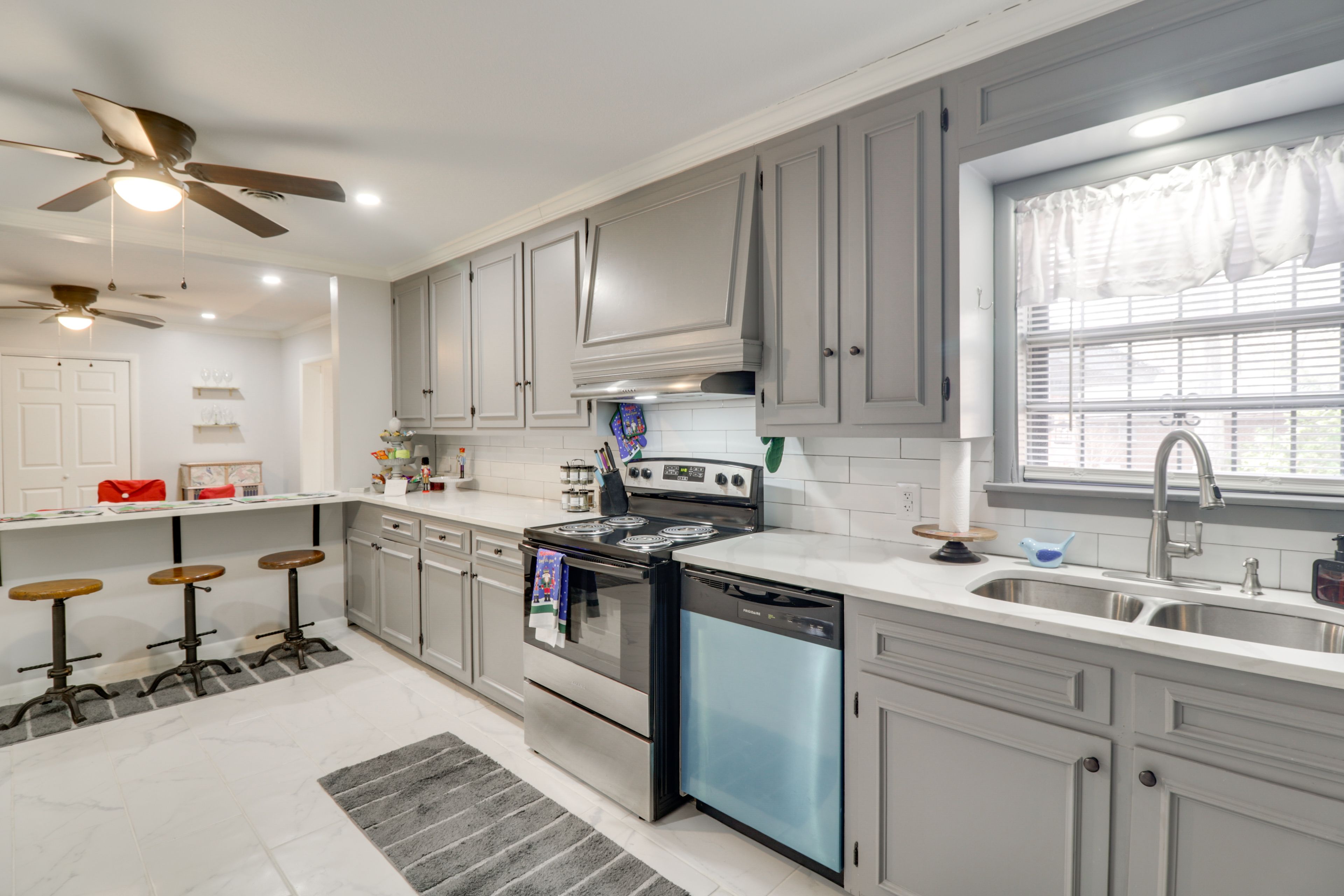 Kitchen | Stove/Oven | Breakfast Bar