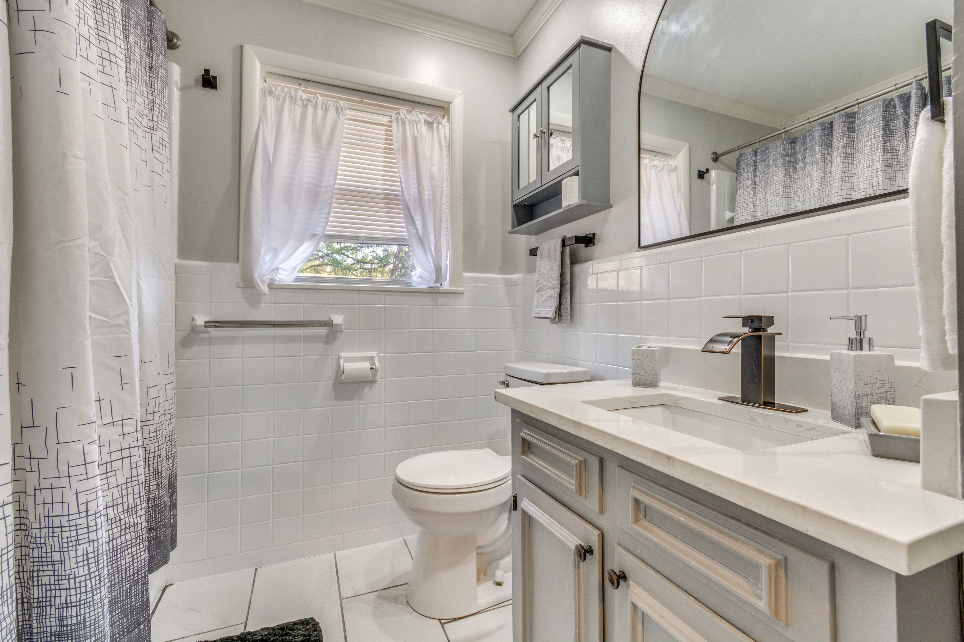 Full Bathroom | Complimentary Toiletries | Towels Provided