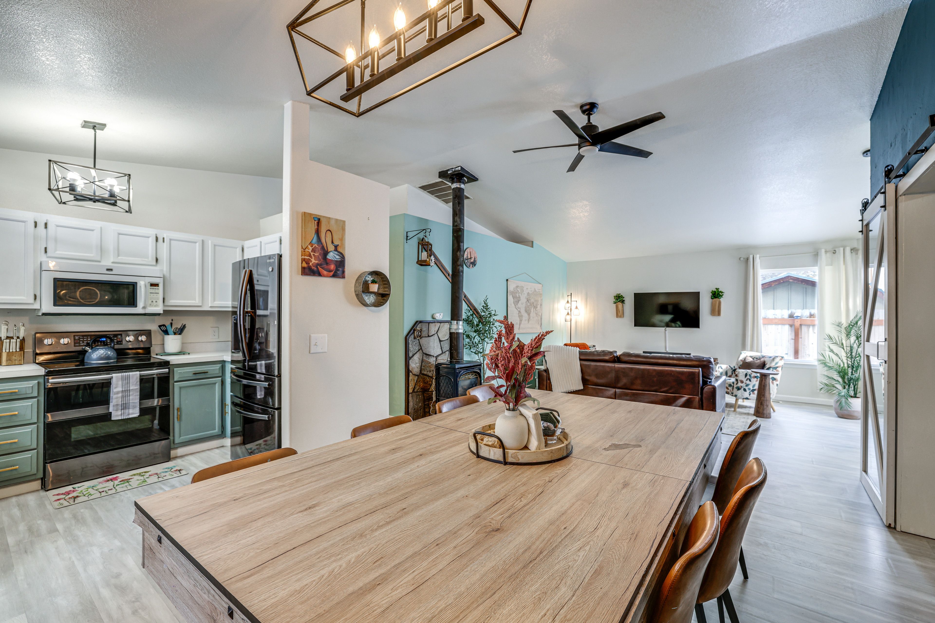 Dining Area | Dishware/Flatware Provided | Reversible Pool/Ping-Pong Table