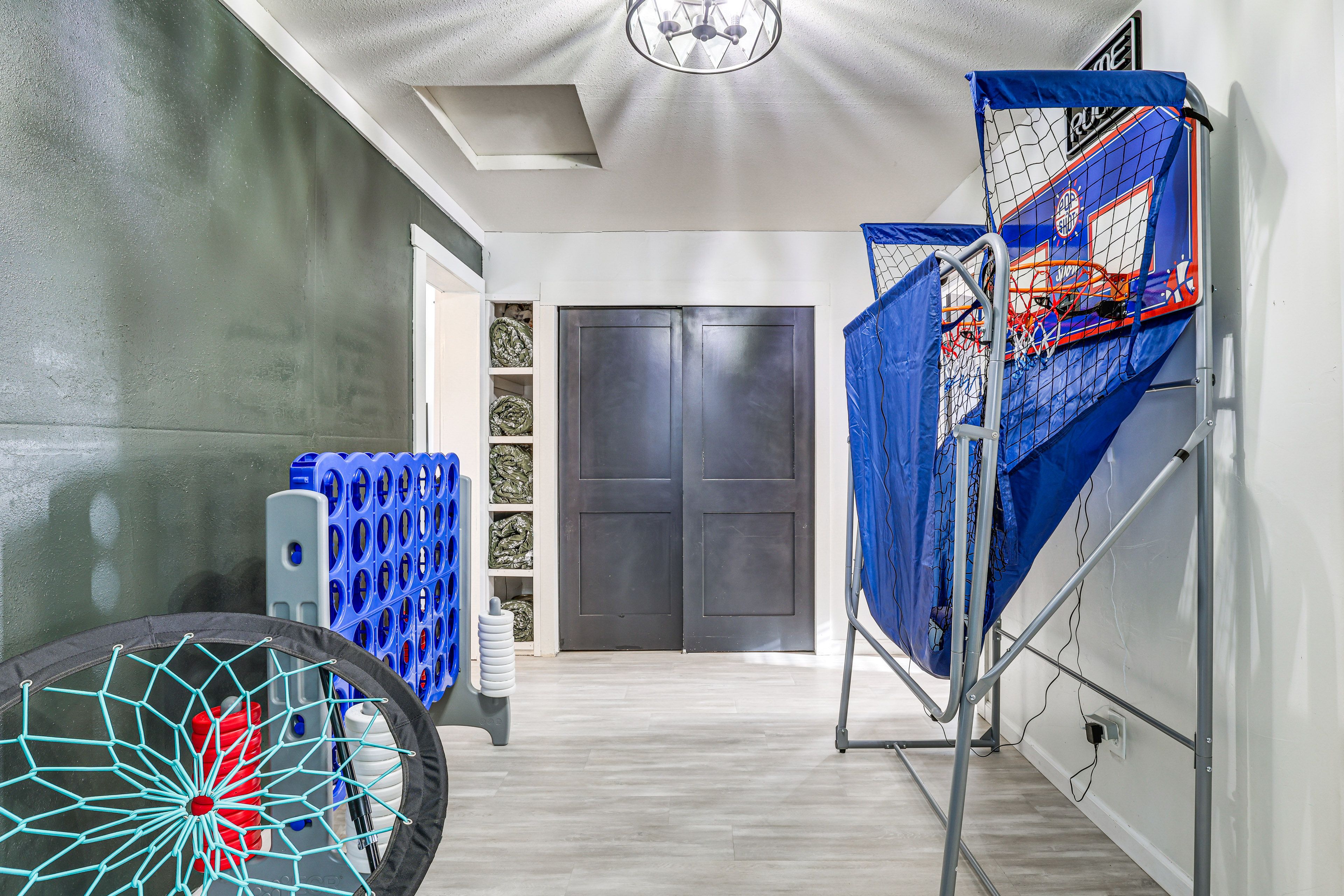 Game Room | Basketball Arcade Game | Smart TV | Chalk Wall