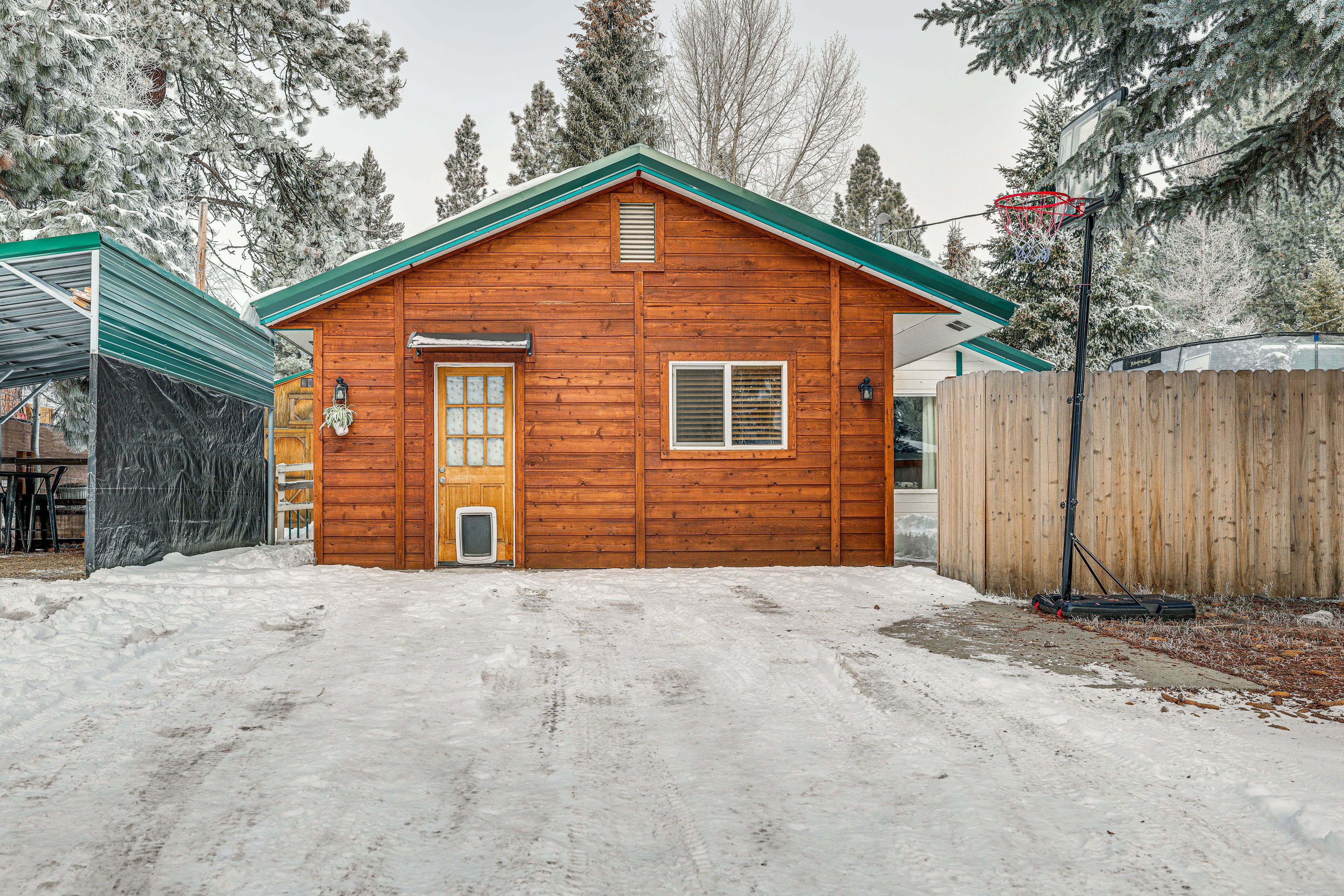 Parking | Driveway (4 Vehicles) | Trailer Parking Allowed