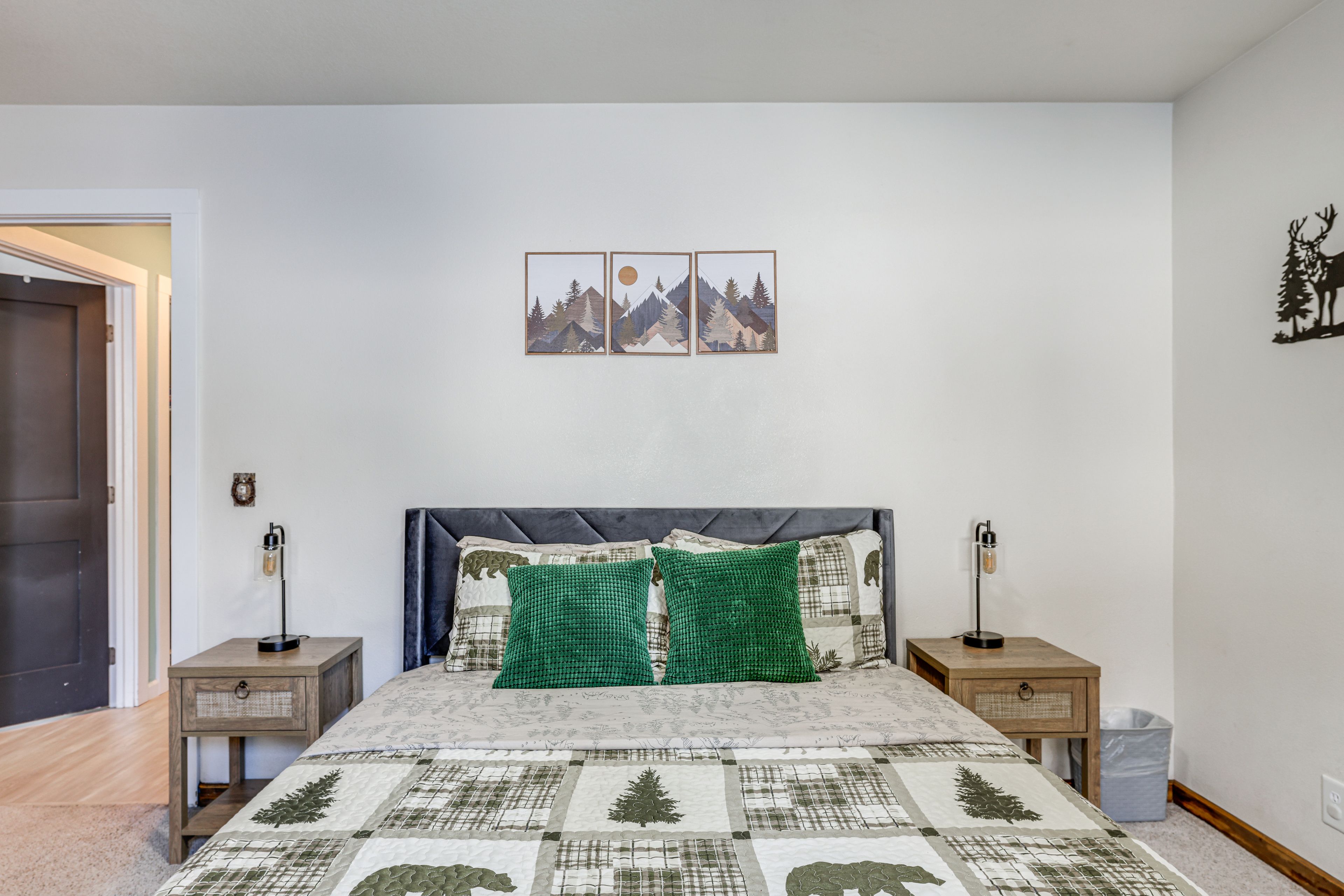 Bedroom 2 | Queen Bed | Smart TV | Books