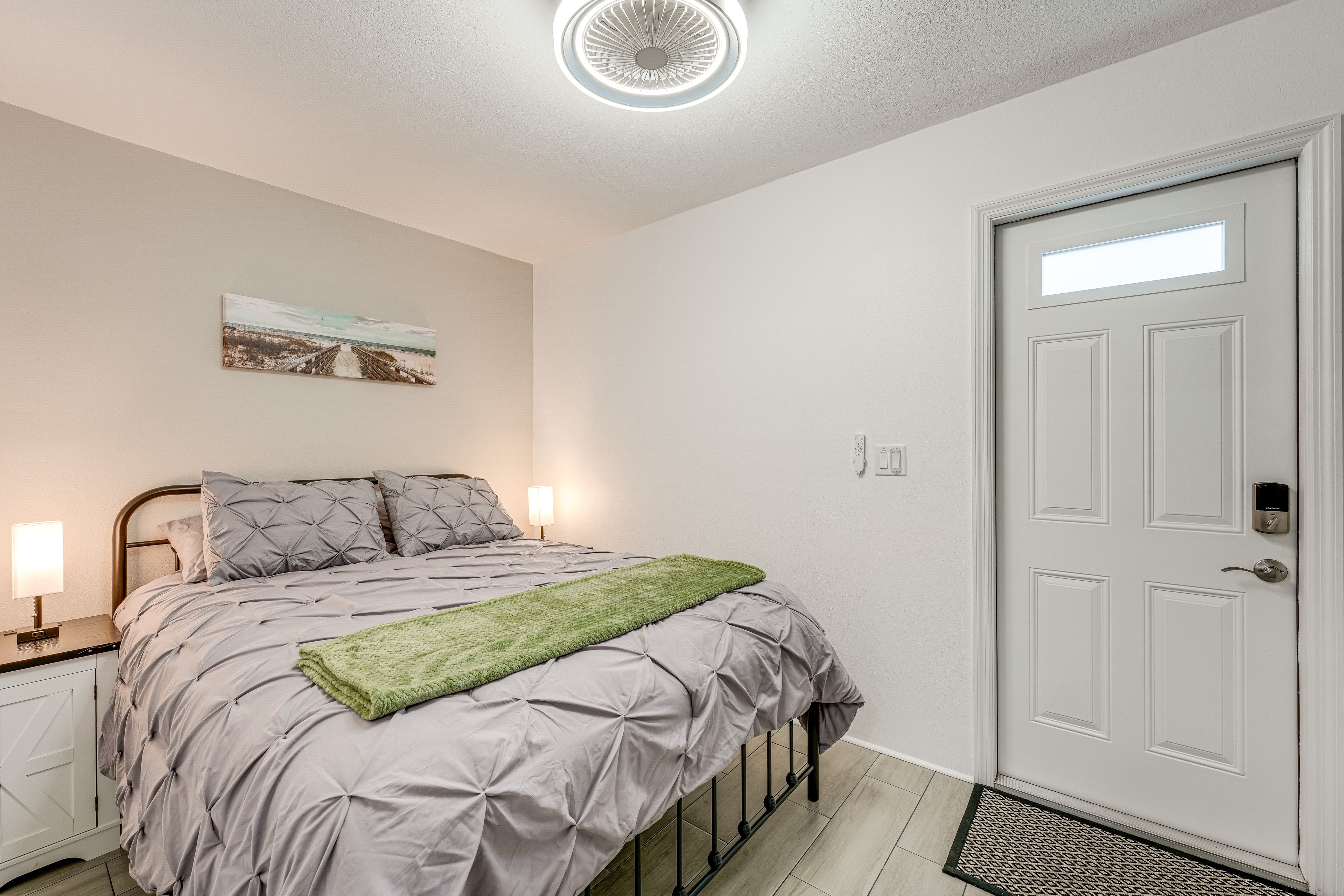 Bedroom | Queen Bed | Smart TV