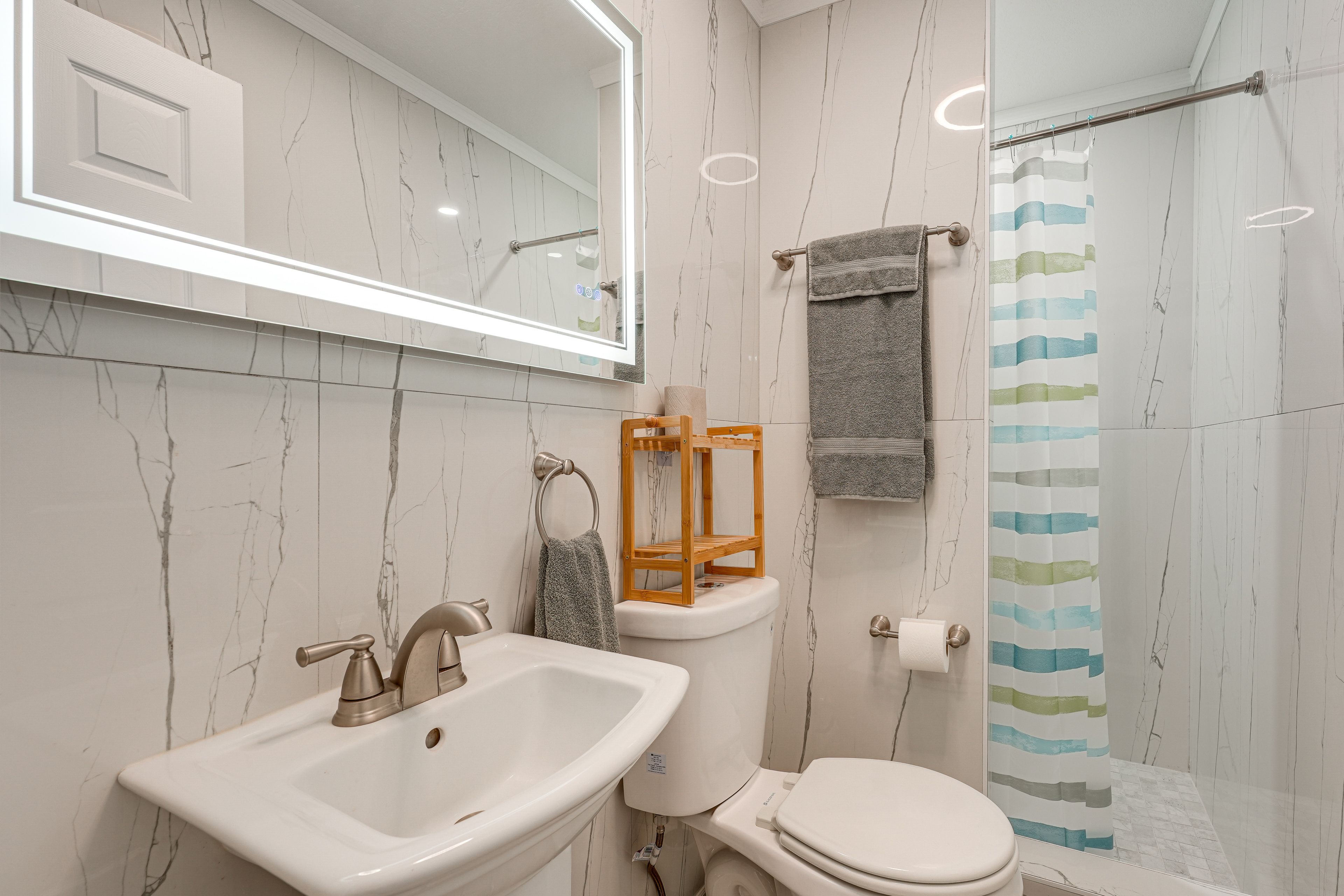 Full Bathroom | Towels Provided | Complimentary Toiletries