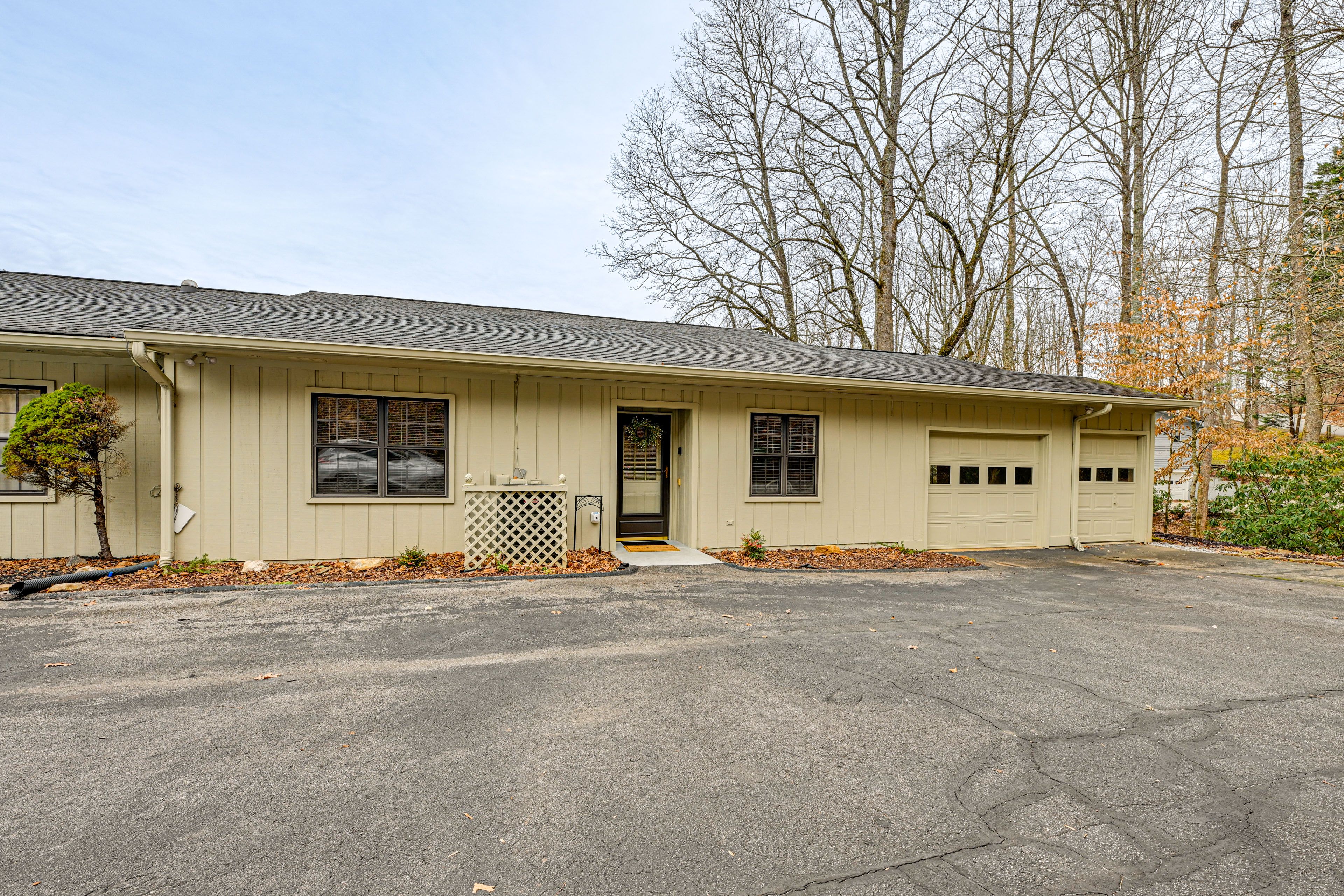 Parking | Garage (1 Vehicle) | Driveway (4 Vehicles)