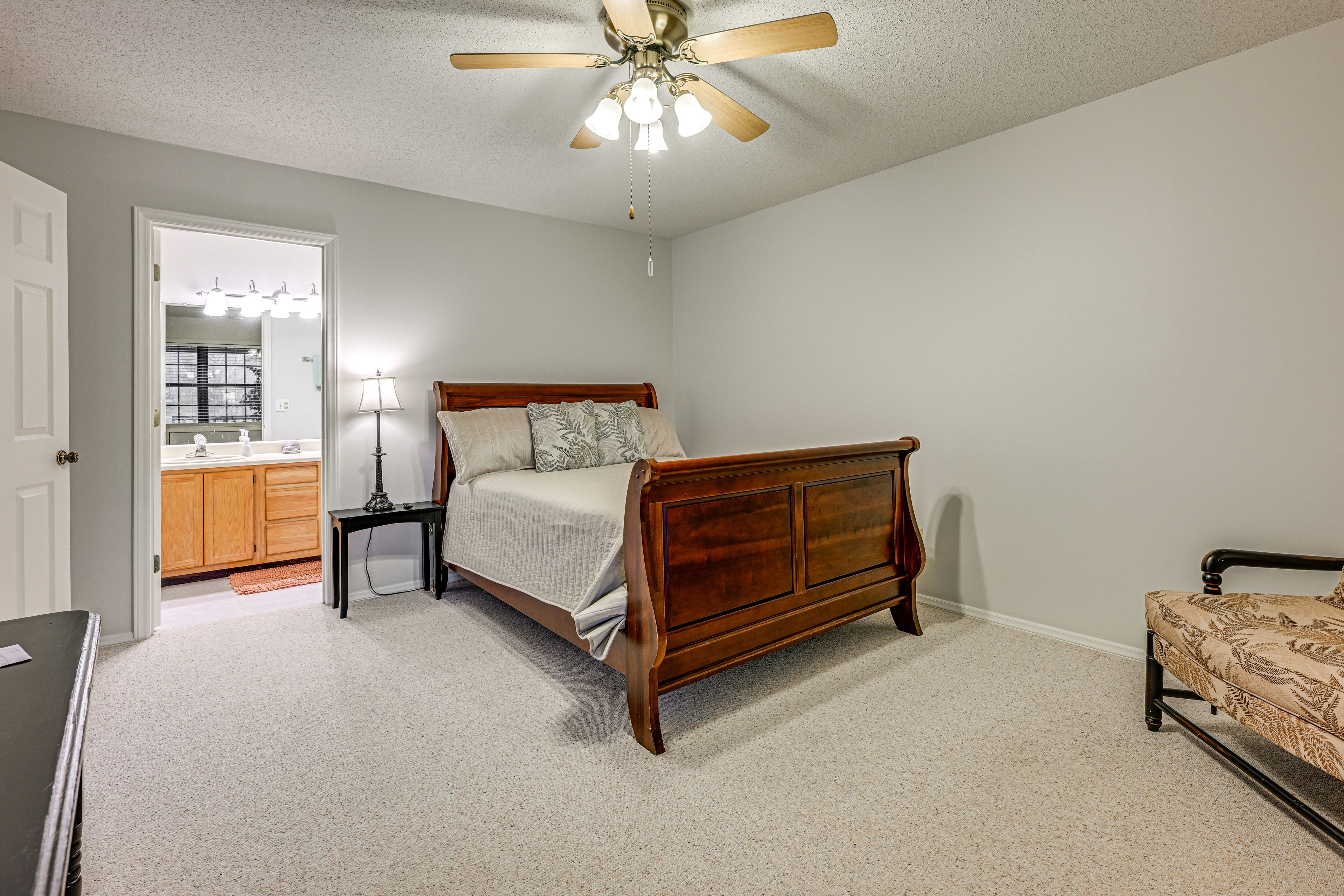 Bedroom 1 | Queen Bed | Smart TV