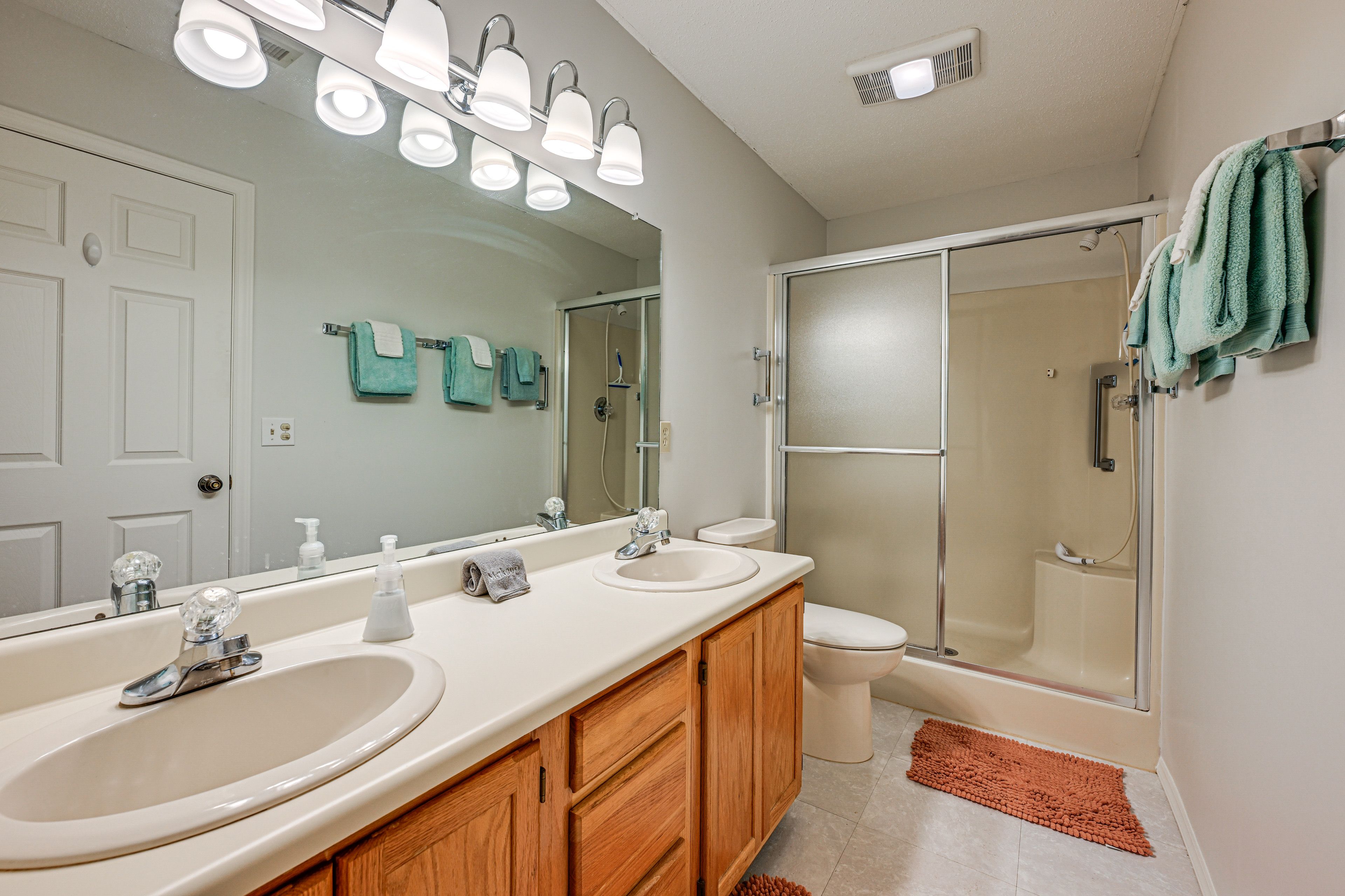 En-Suite Bathroom | Towels Provided