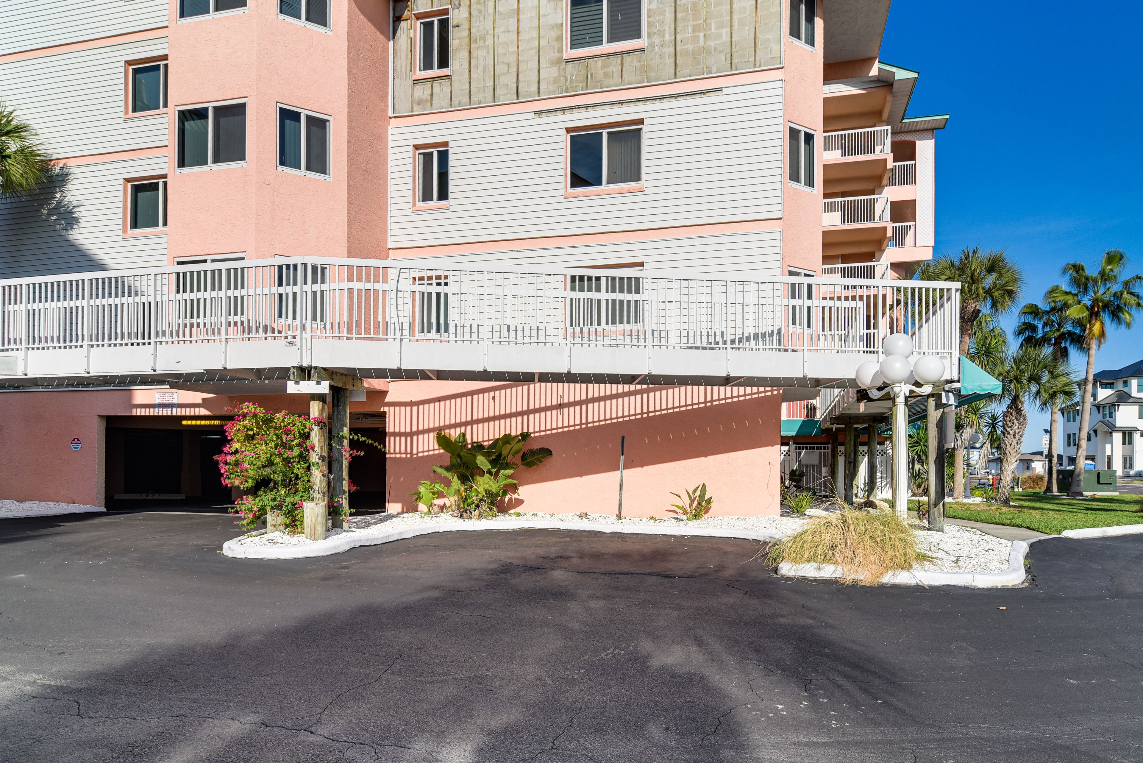 Parking | Community Garage (1 Vehicle) | Community Lot (1 Vehicle)