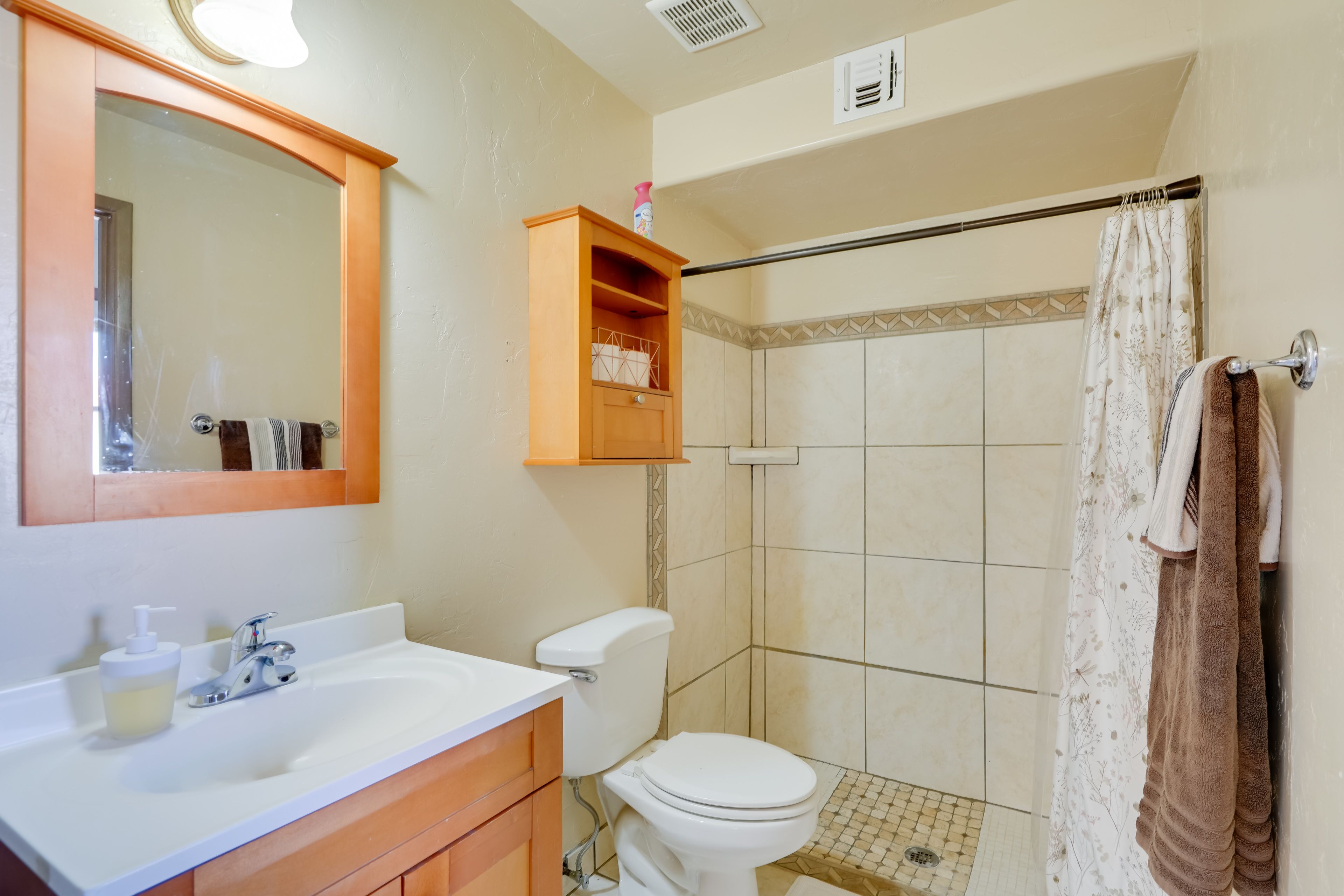 Full Bathroom | Towels Provided