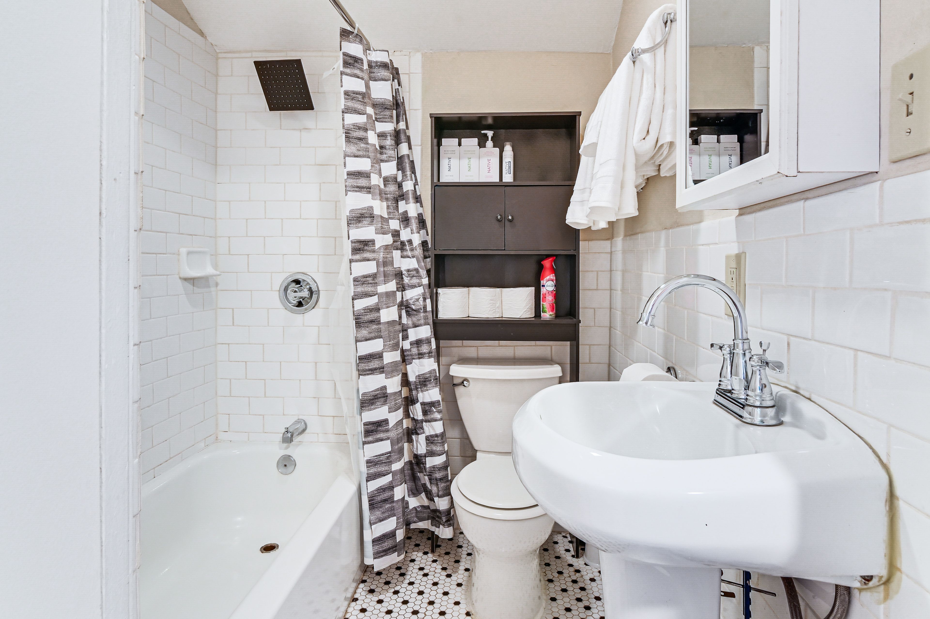 Full Bathroom | Towels Provided