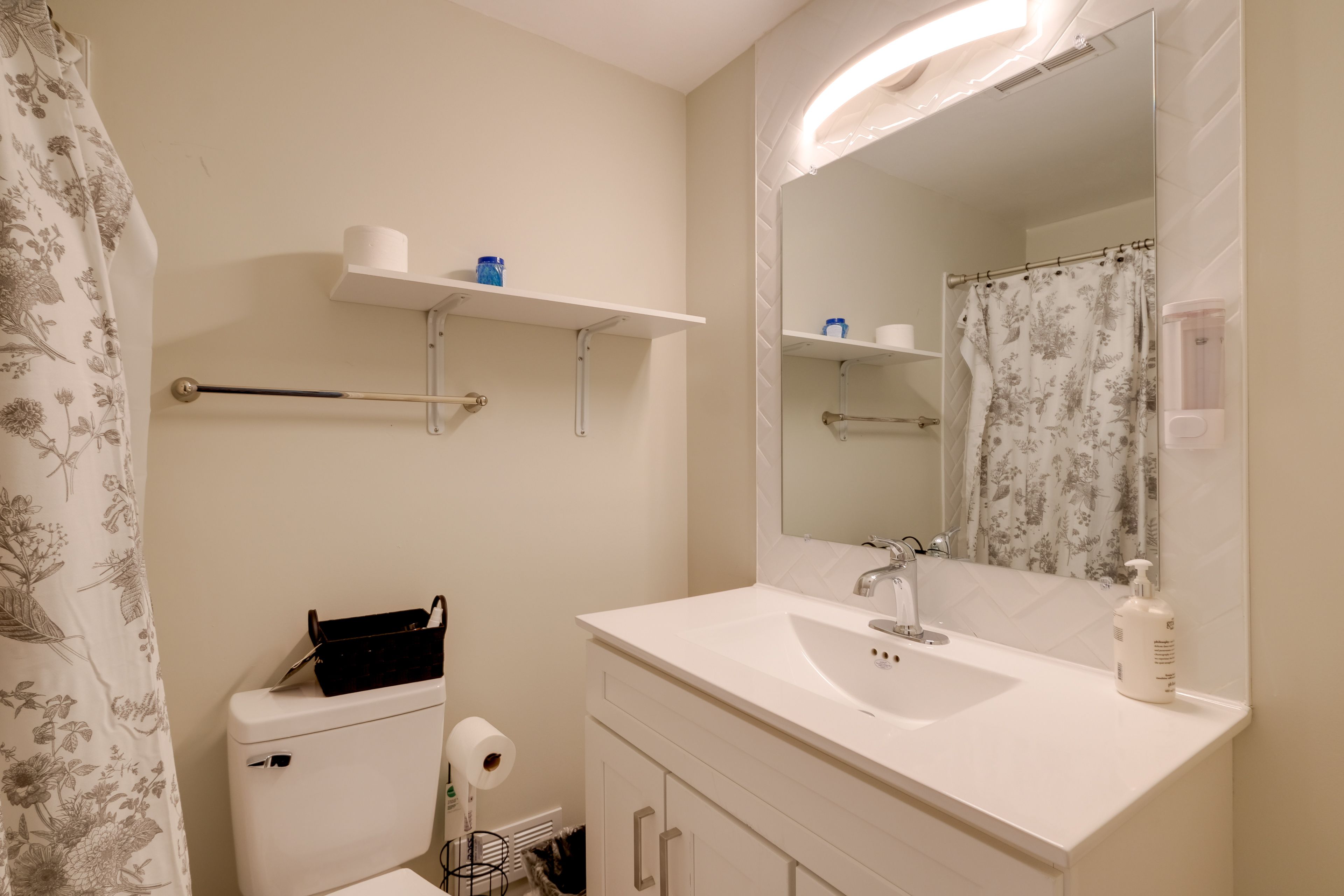 Bathroom | Bathtub/Shower | Upper Level