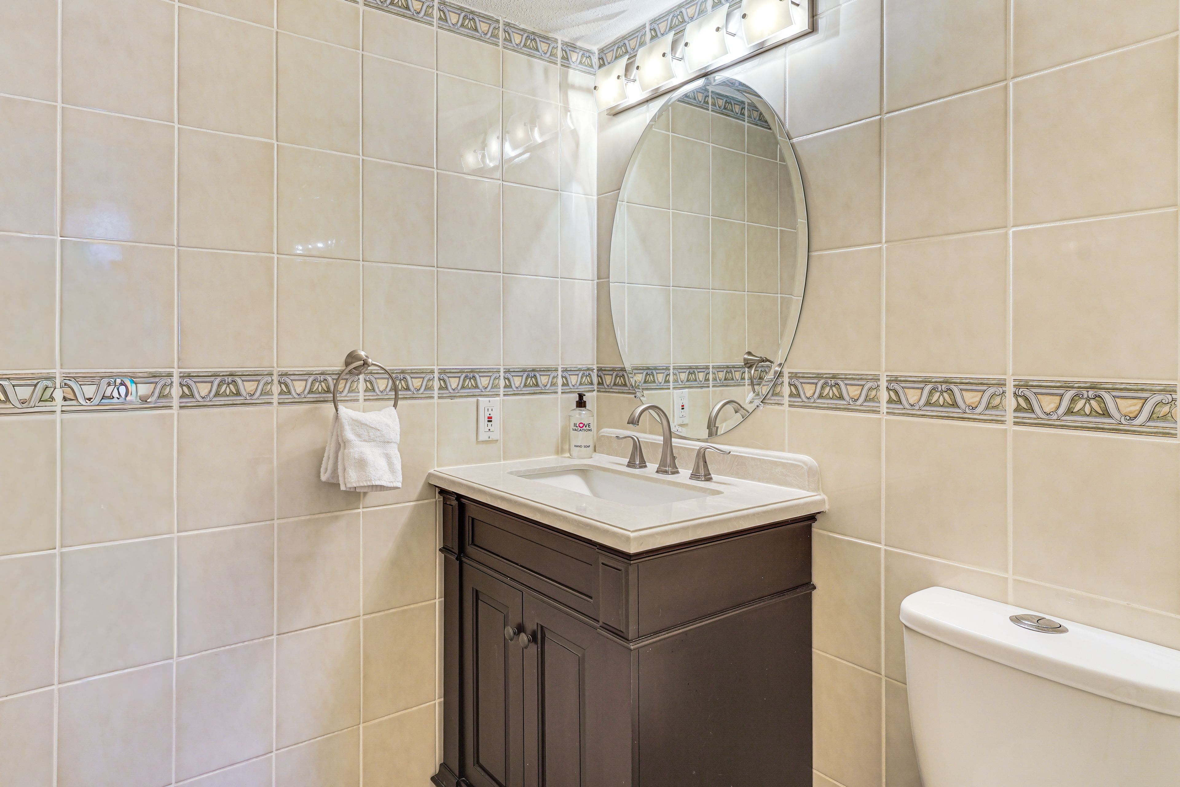 Half Bathroom | 1st Floor | Towels Provided