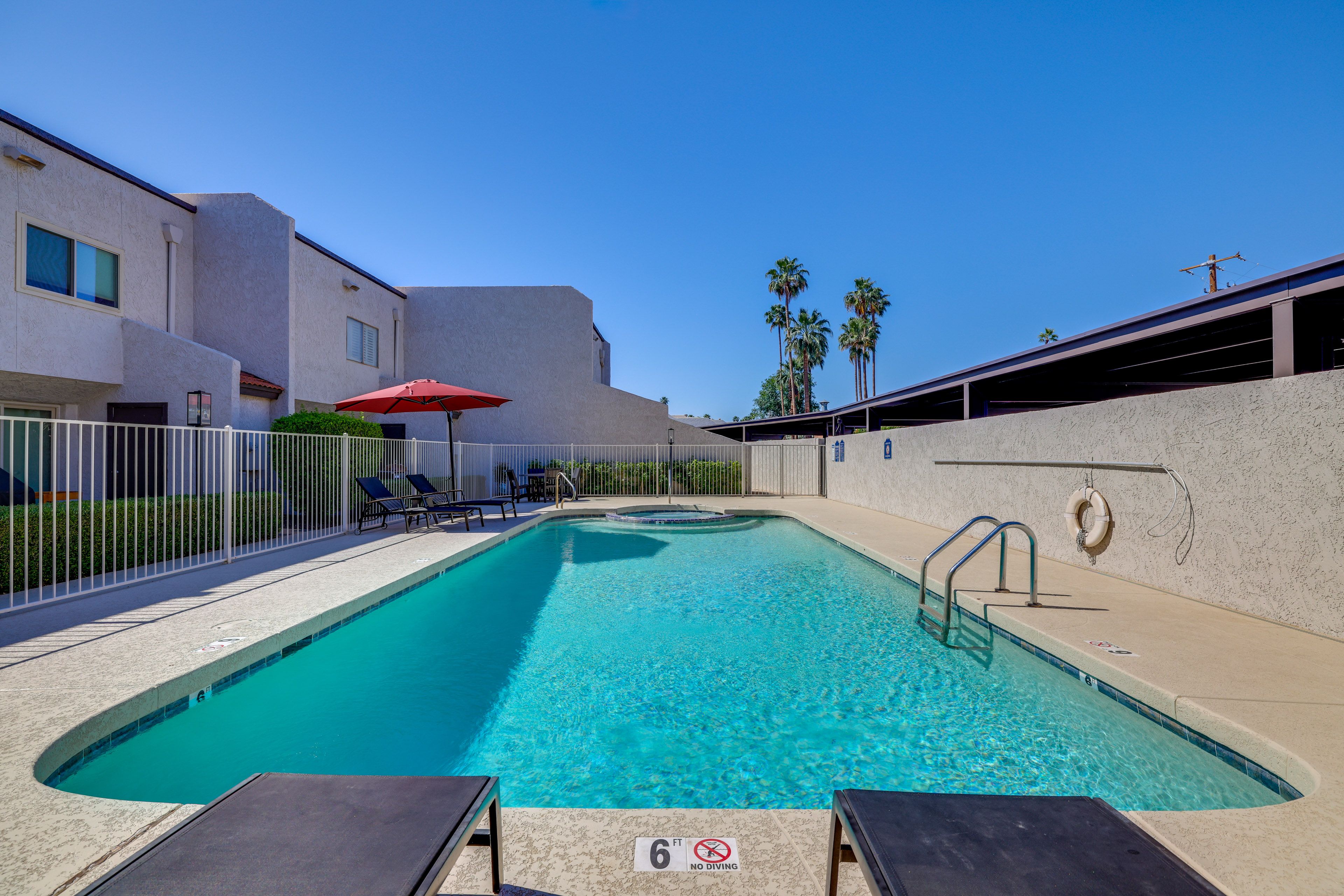 Community Pool & Hot Tub