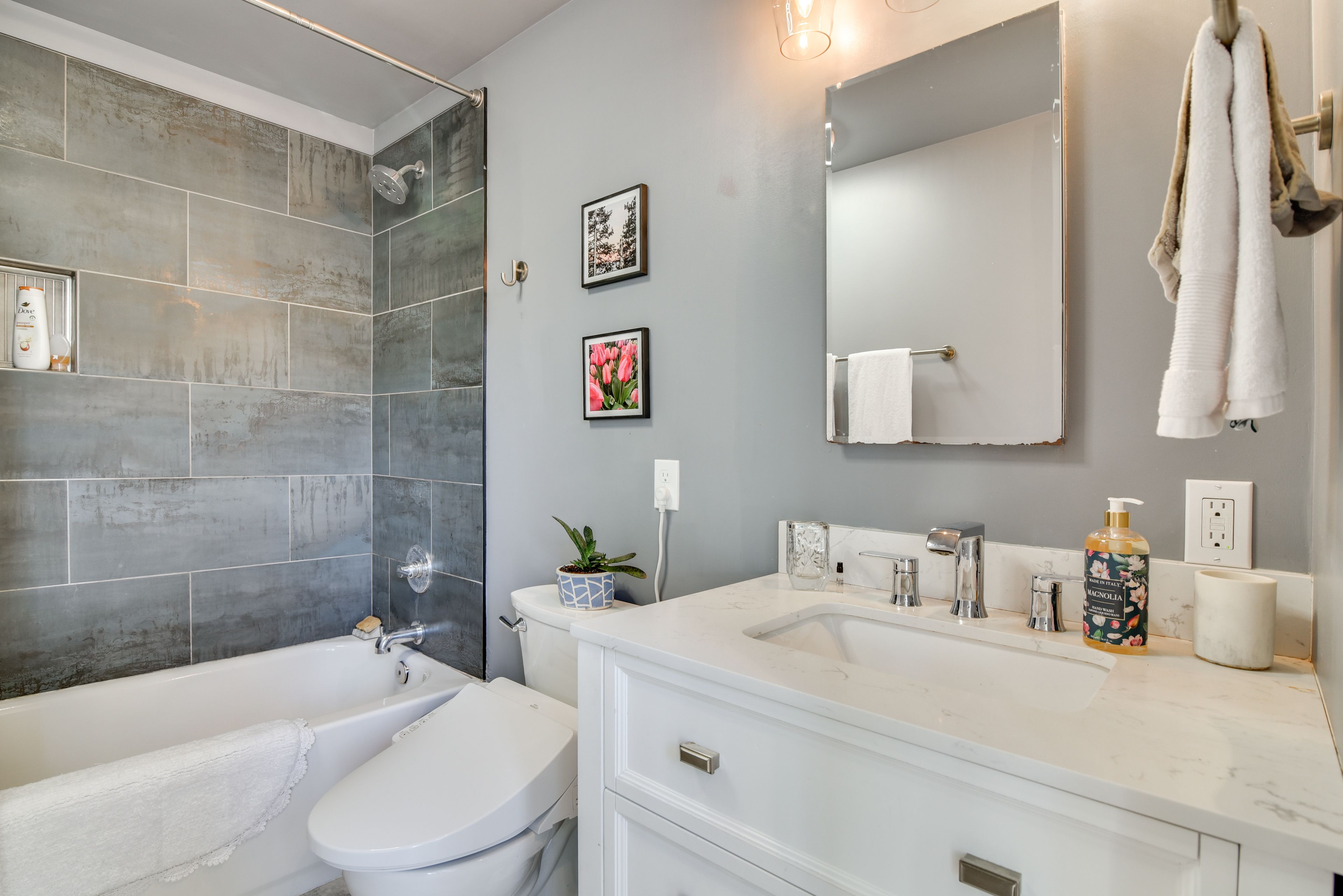 Full Bath | 1st Floor