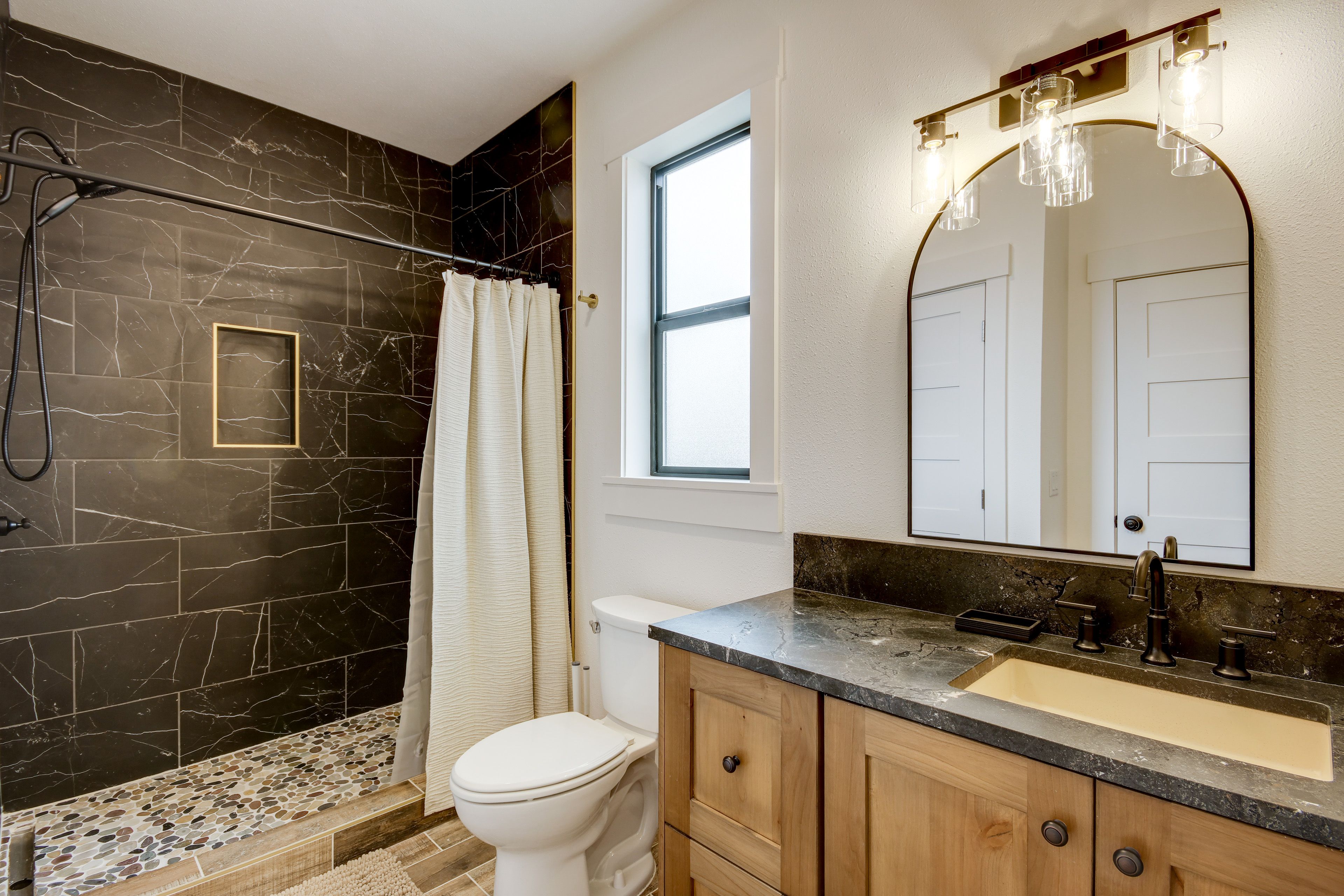 Full Bathroom | Towels Provided