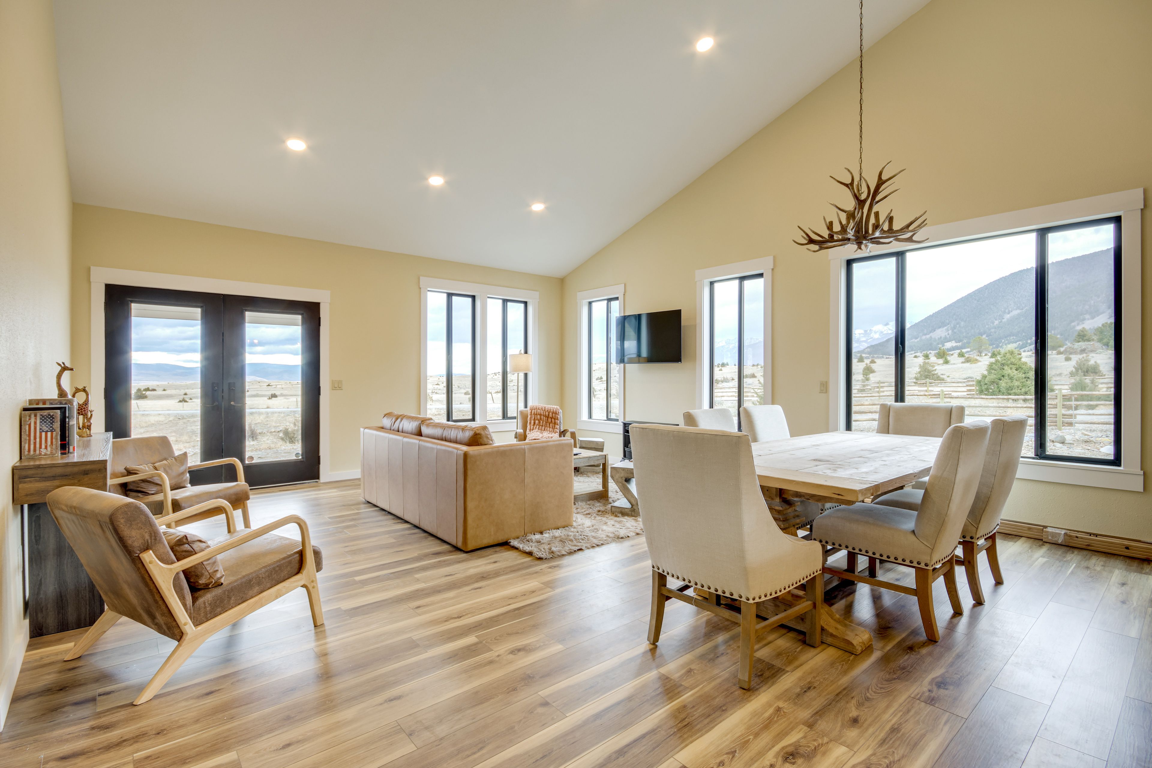 Living Room | Free WiFi | Smart TV