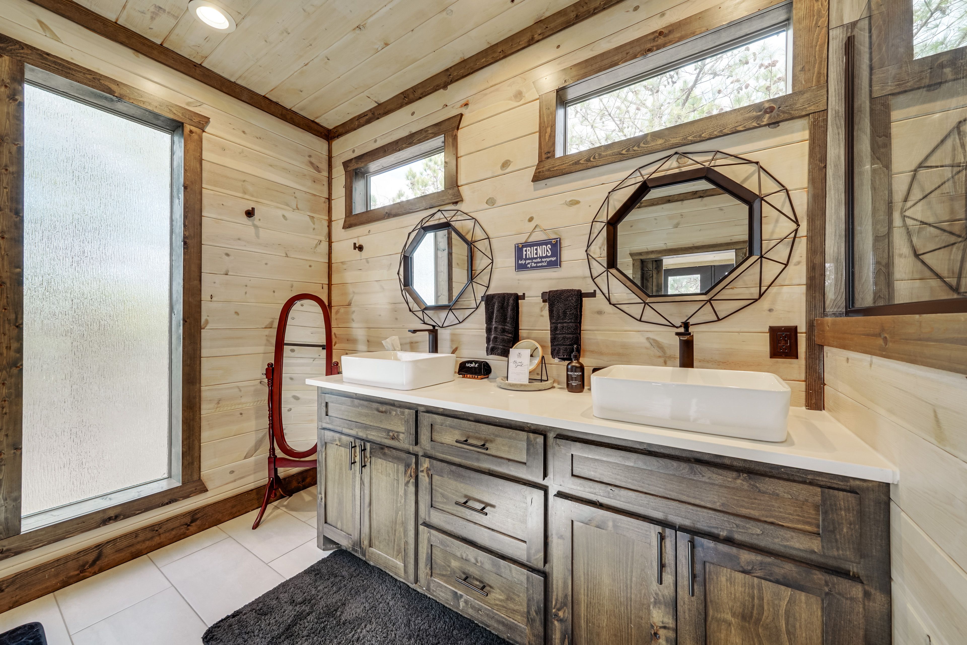 Full Bathroom | Towels Provided | 2nd Floor