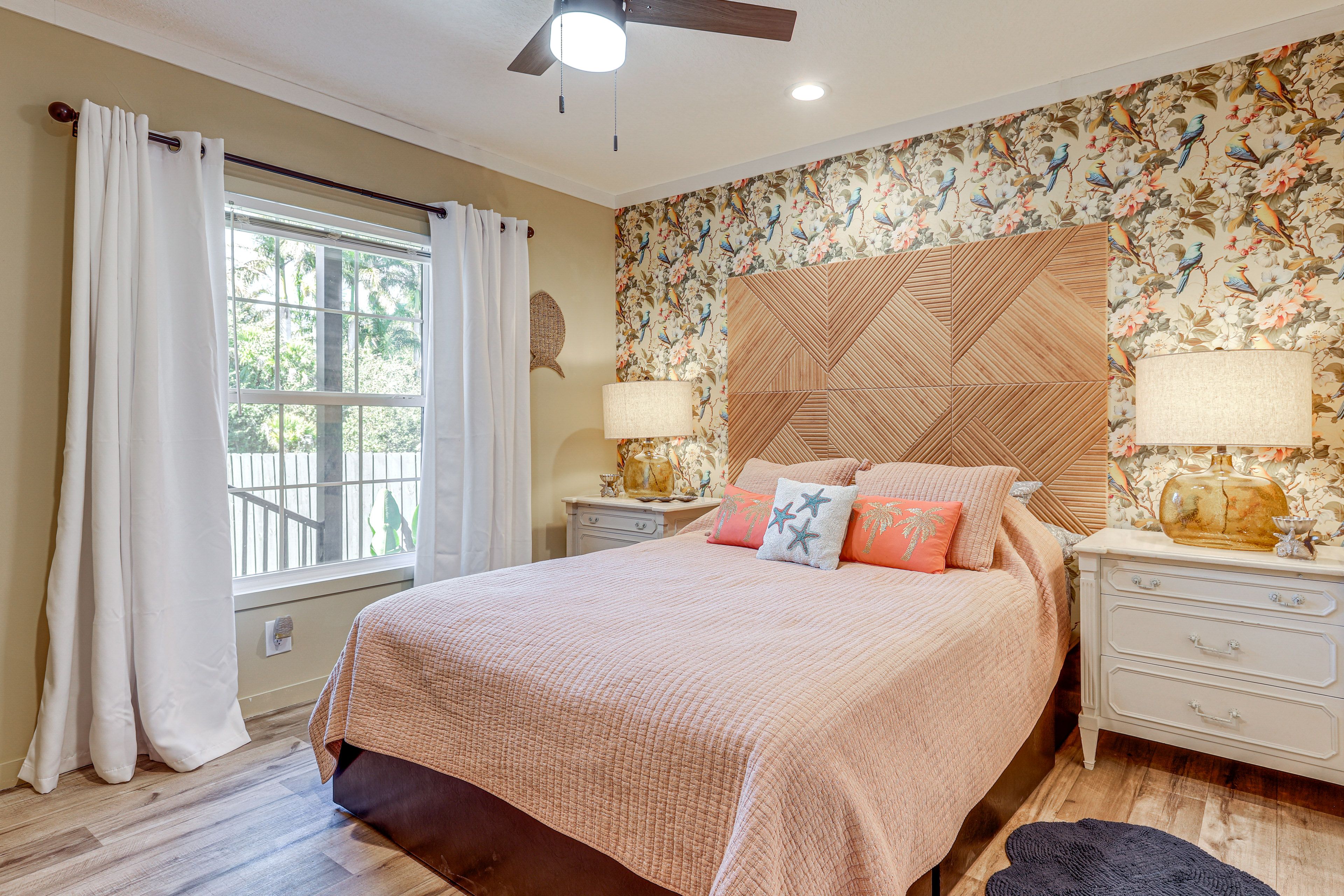 Bedroom 1 | Queen Bed