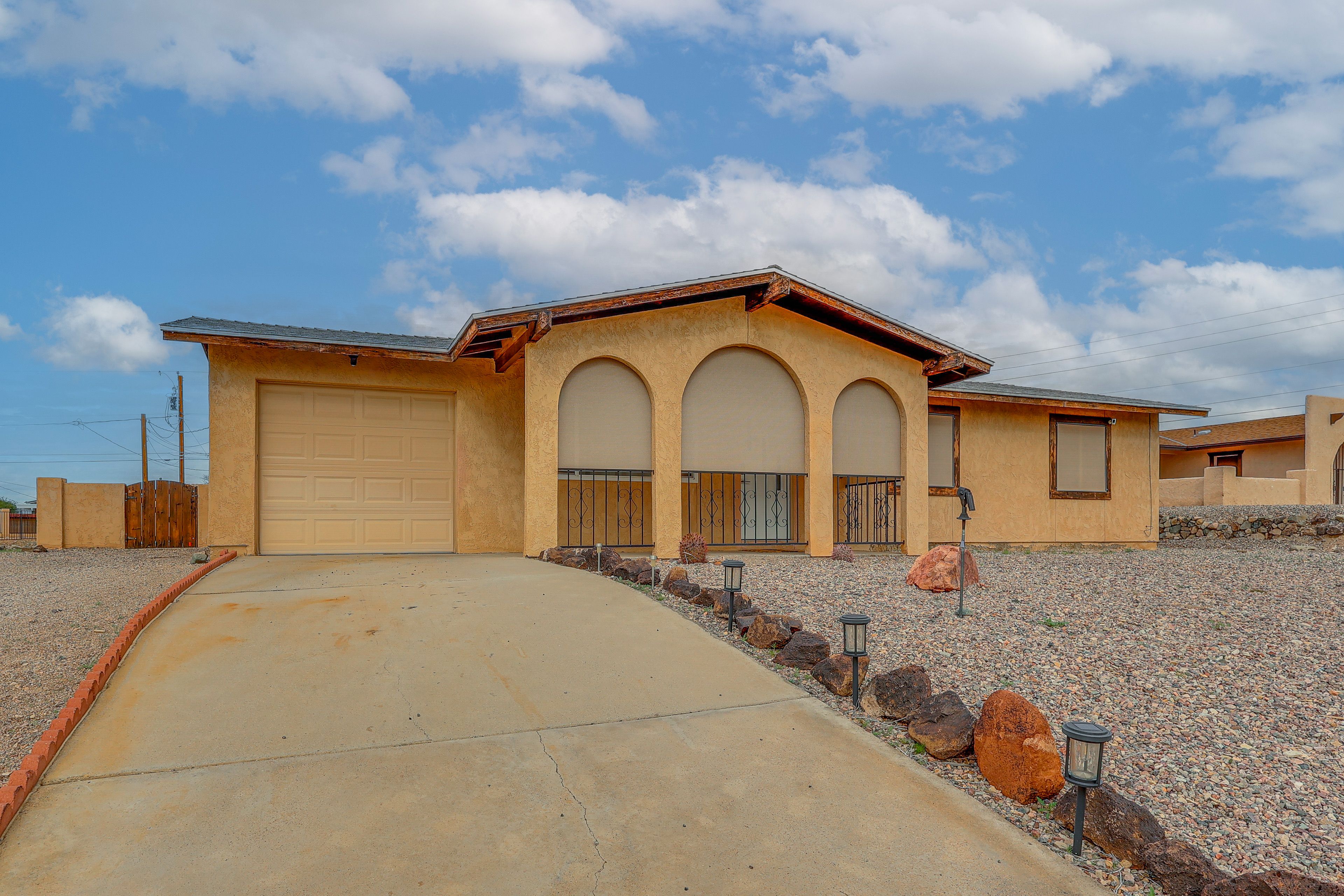 Exterior | Garage (1 Compact Vehicle)