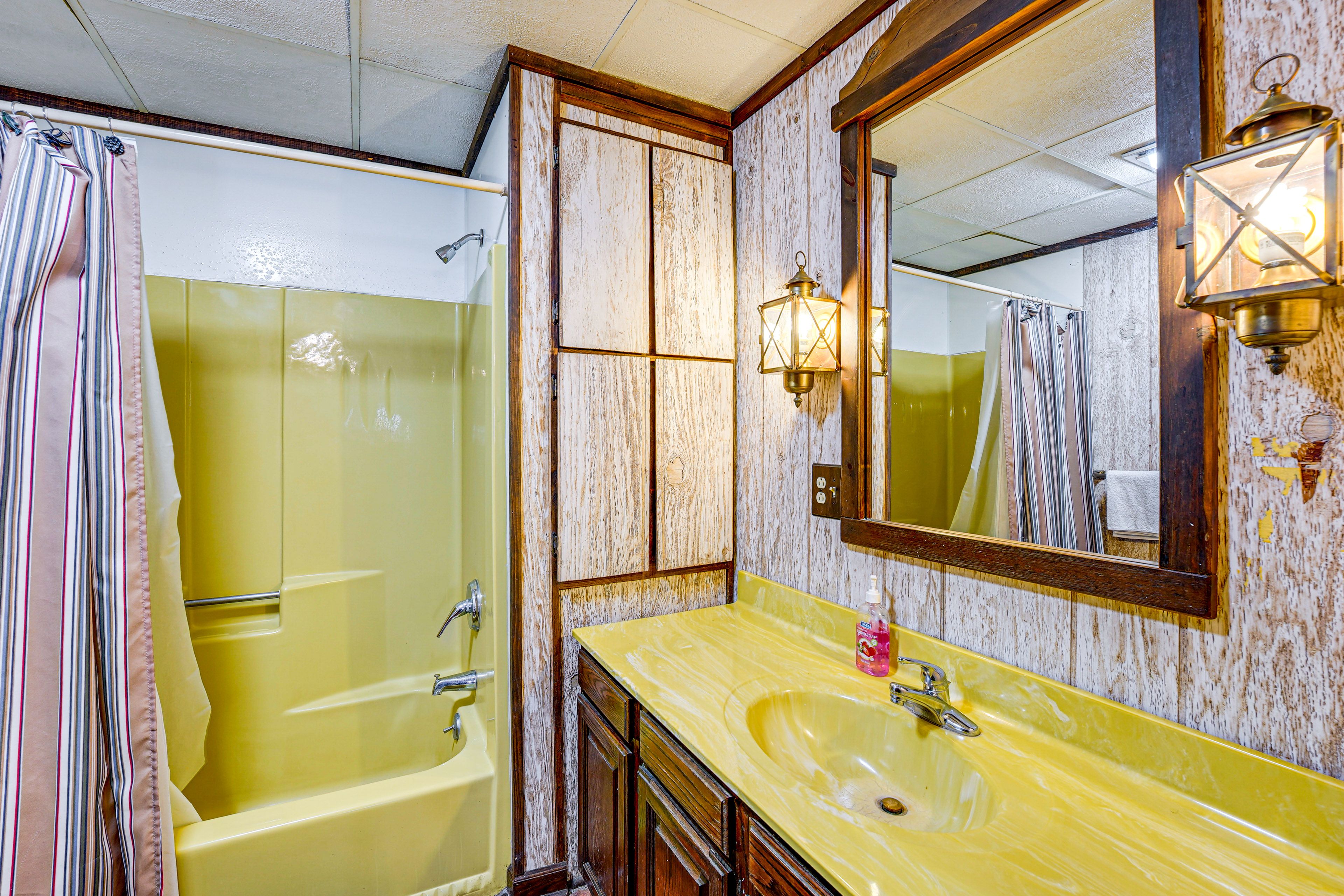 Full Bathroom | 1st Floor | Towels Provided