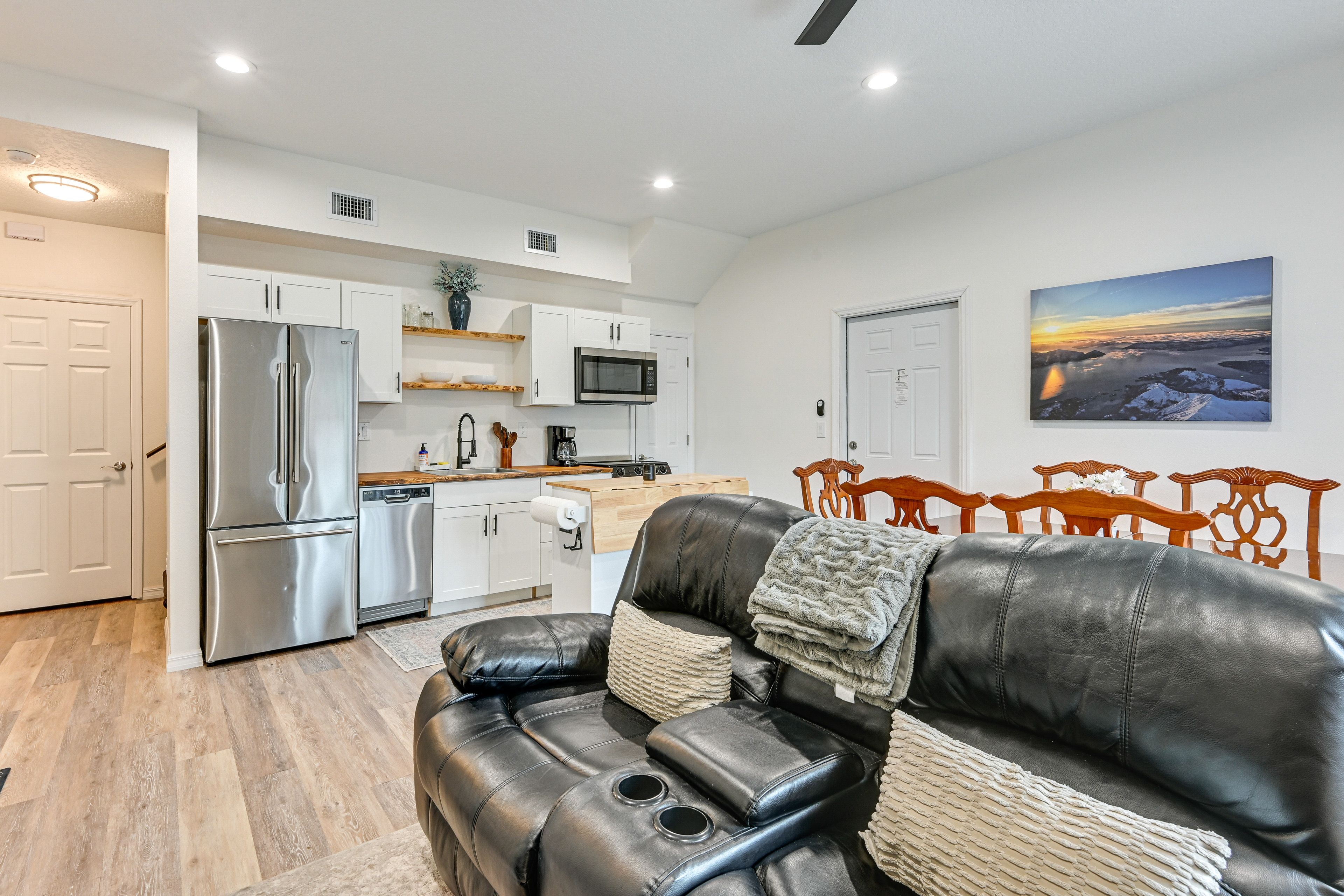 Living Room | 1st Floor | Free WiFi | Smart TV