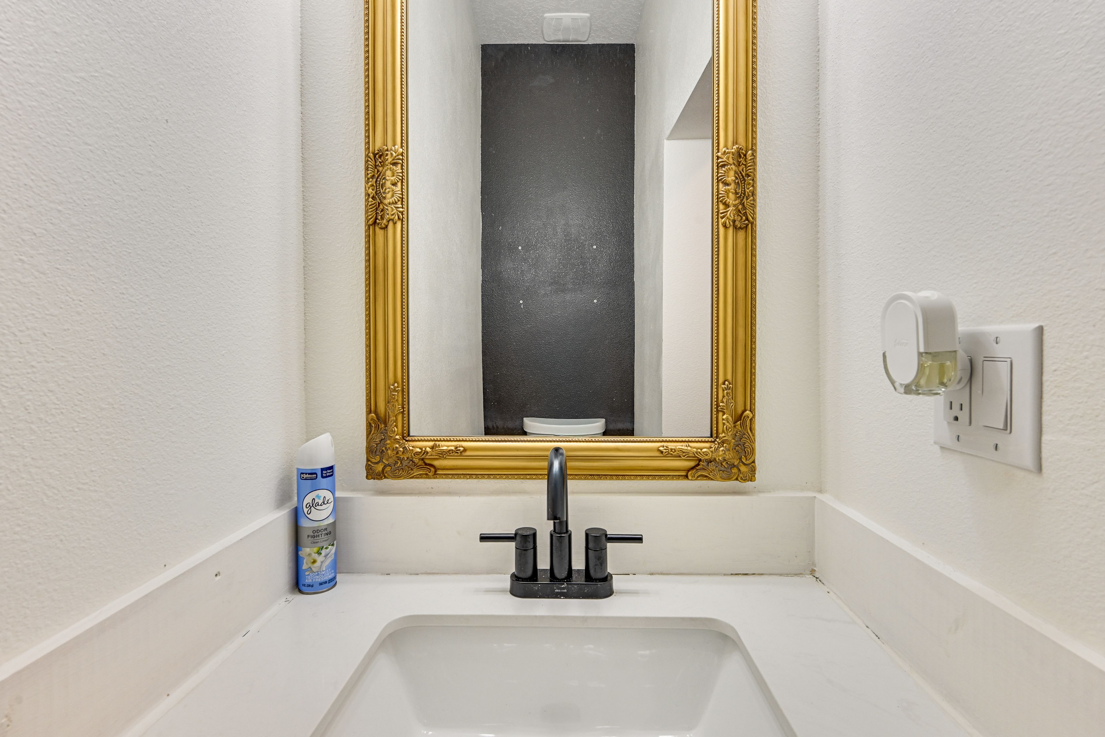 Half Bathroom | 1st Floor | Towels Provided