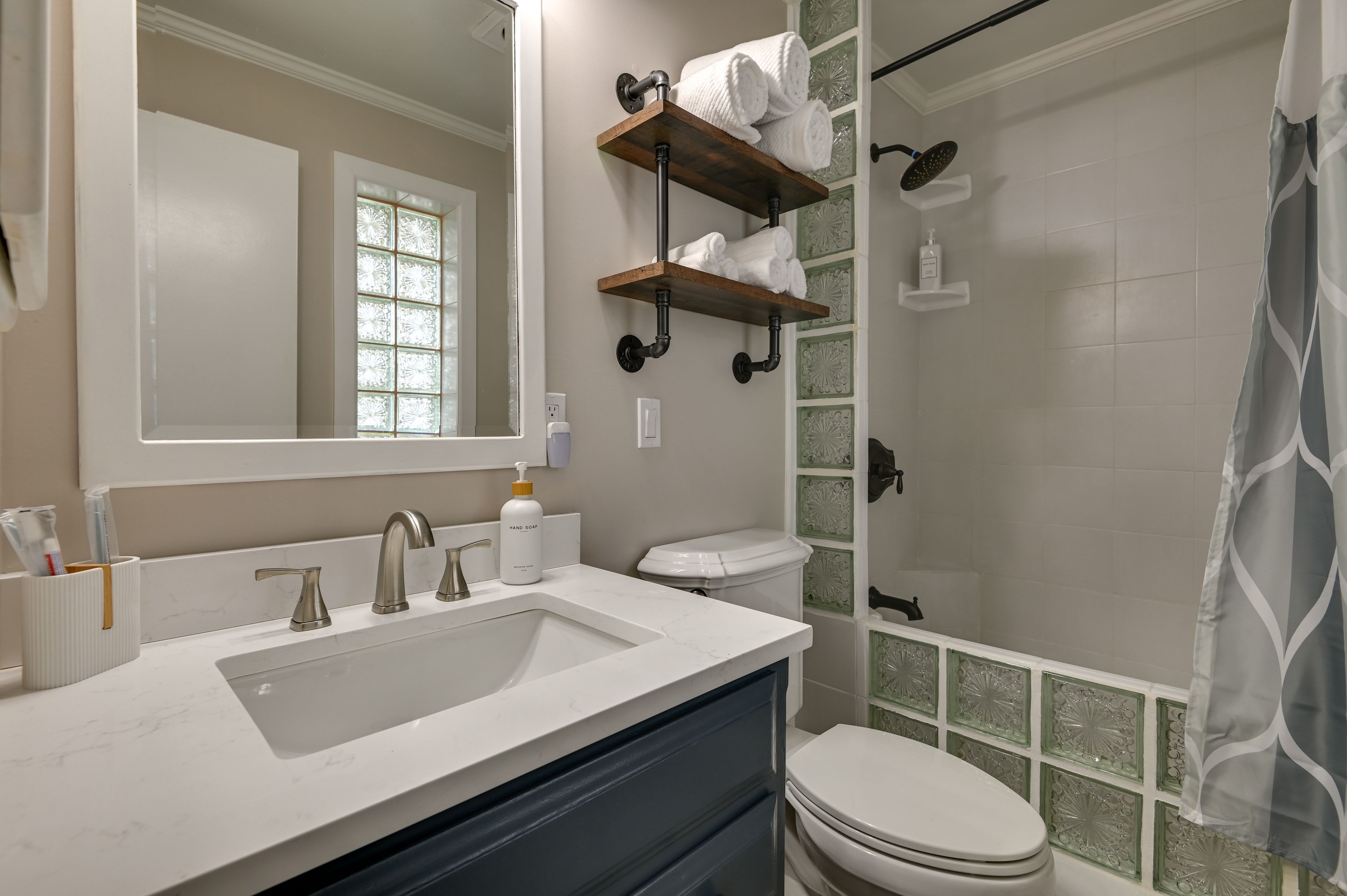 Full Bathroom | Towels Provided