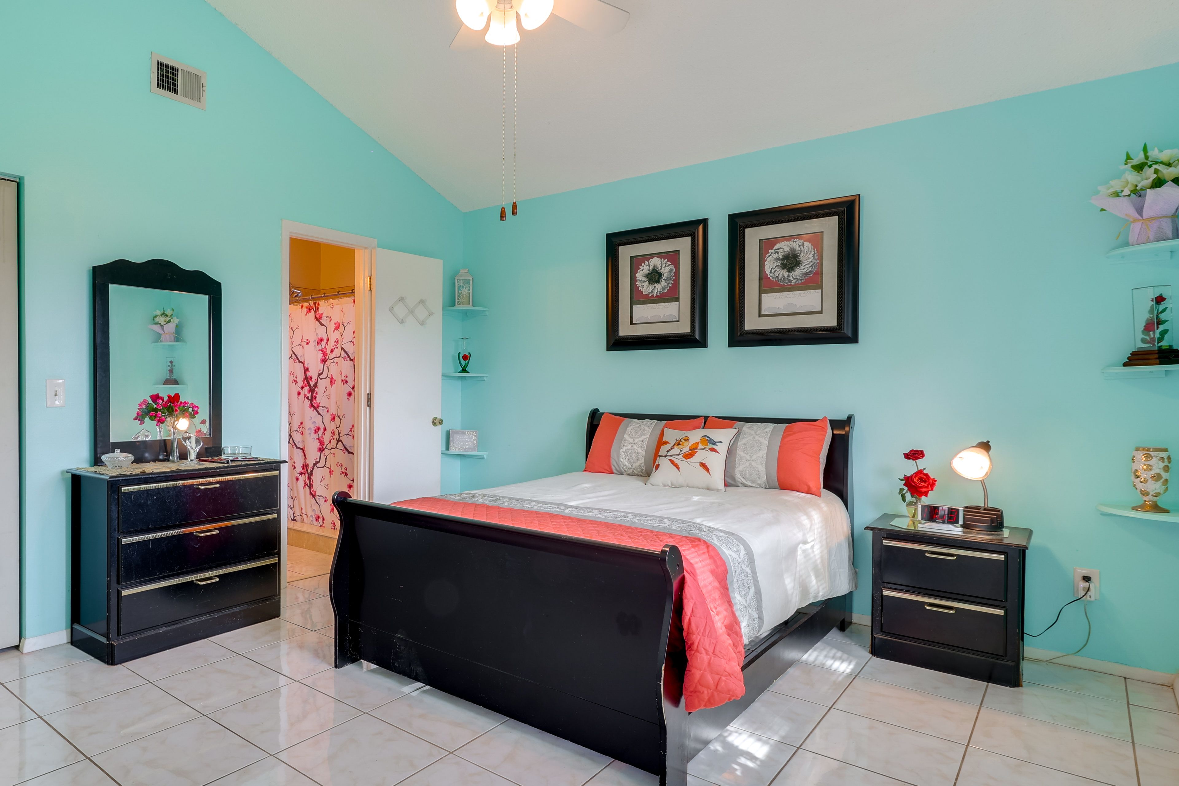 Bedroom 1 | Queen Bed