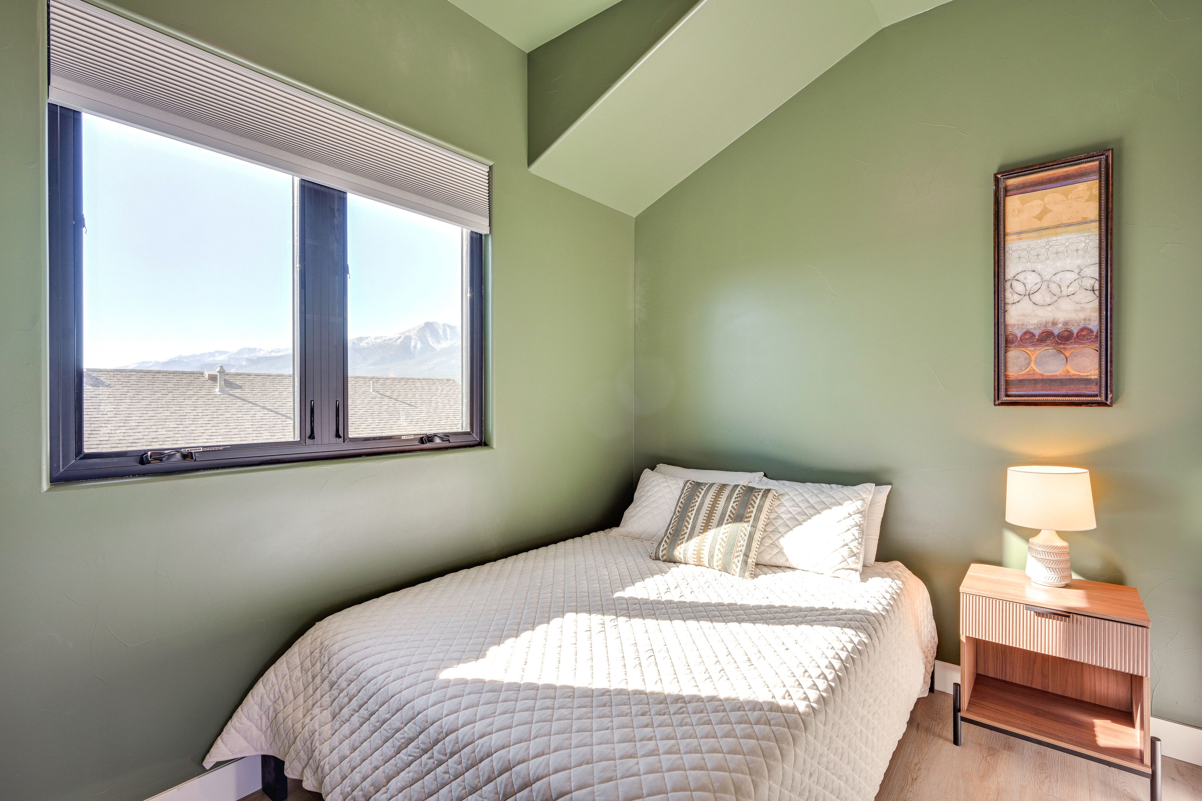 Bedroom 2 | Queen Bed