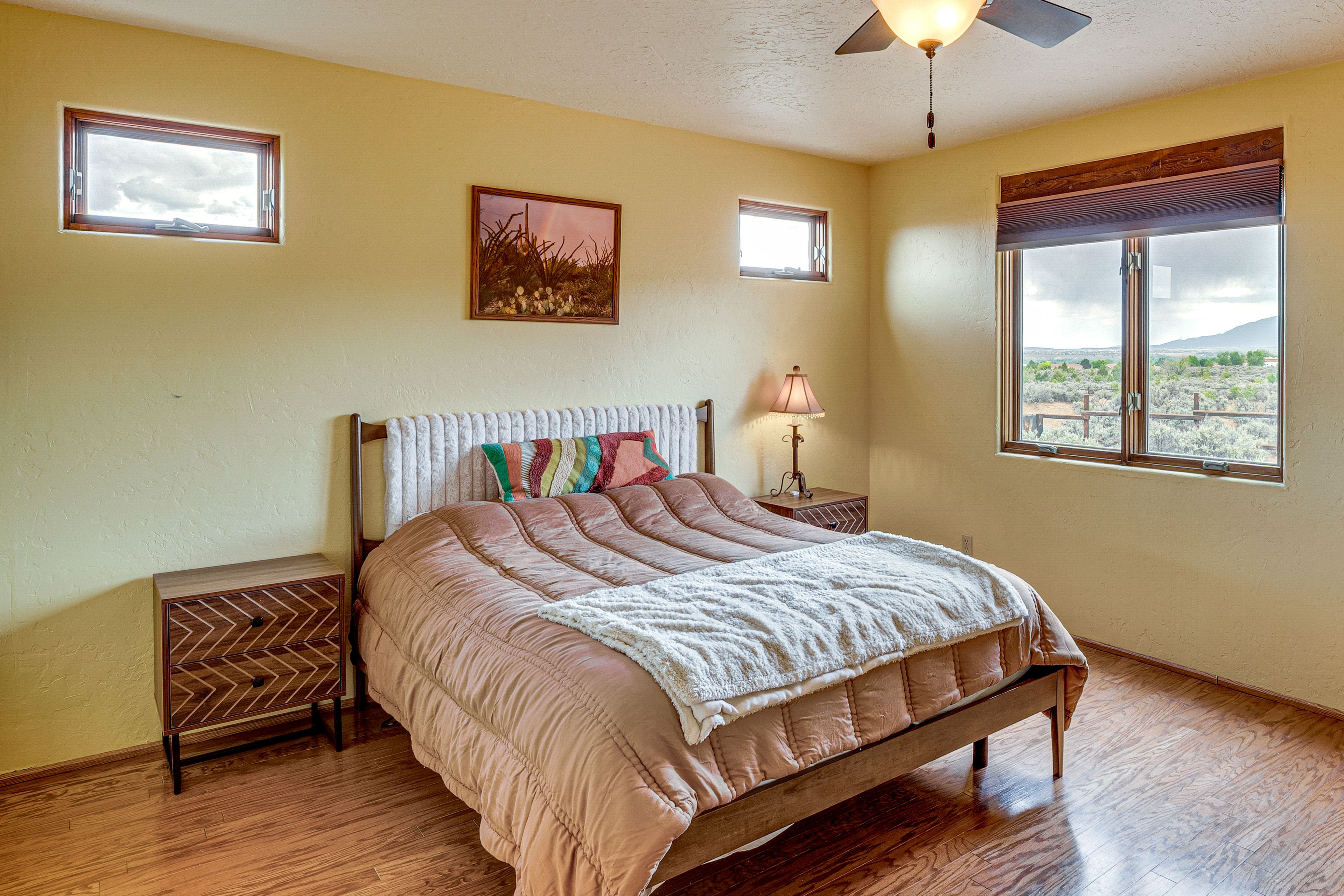 Bedroom 1 | Queen Bed