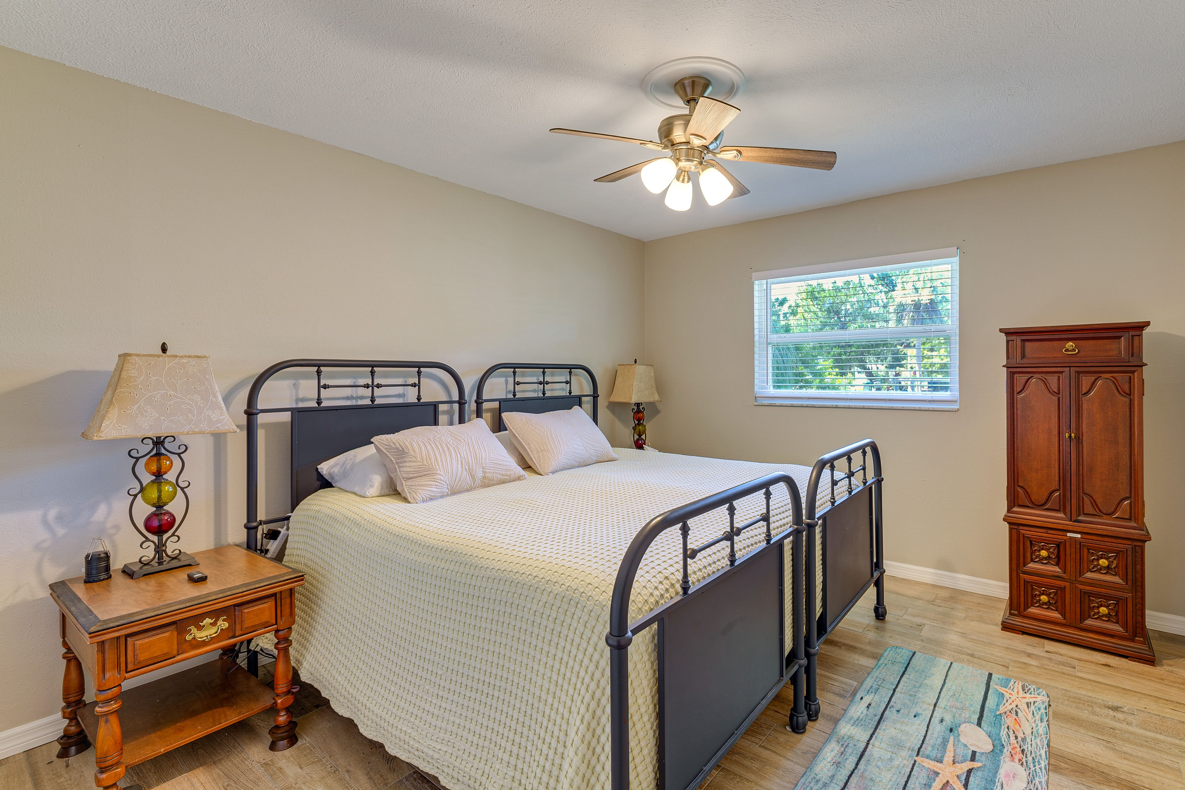 Bedroom 2 | King Bed (Can Convert to 2 Twin Beds)