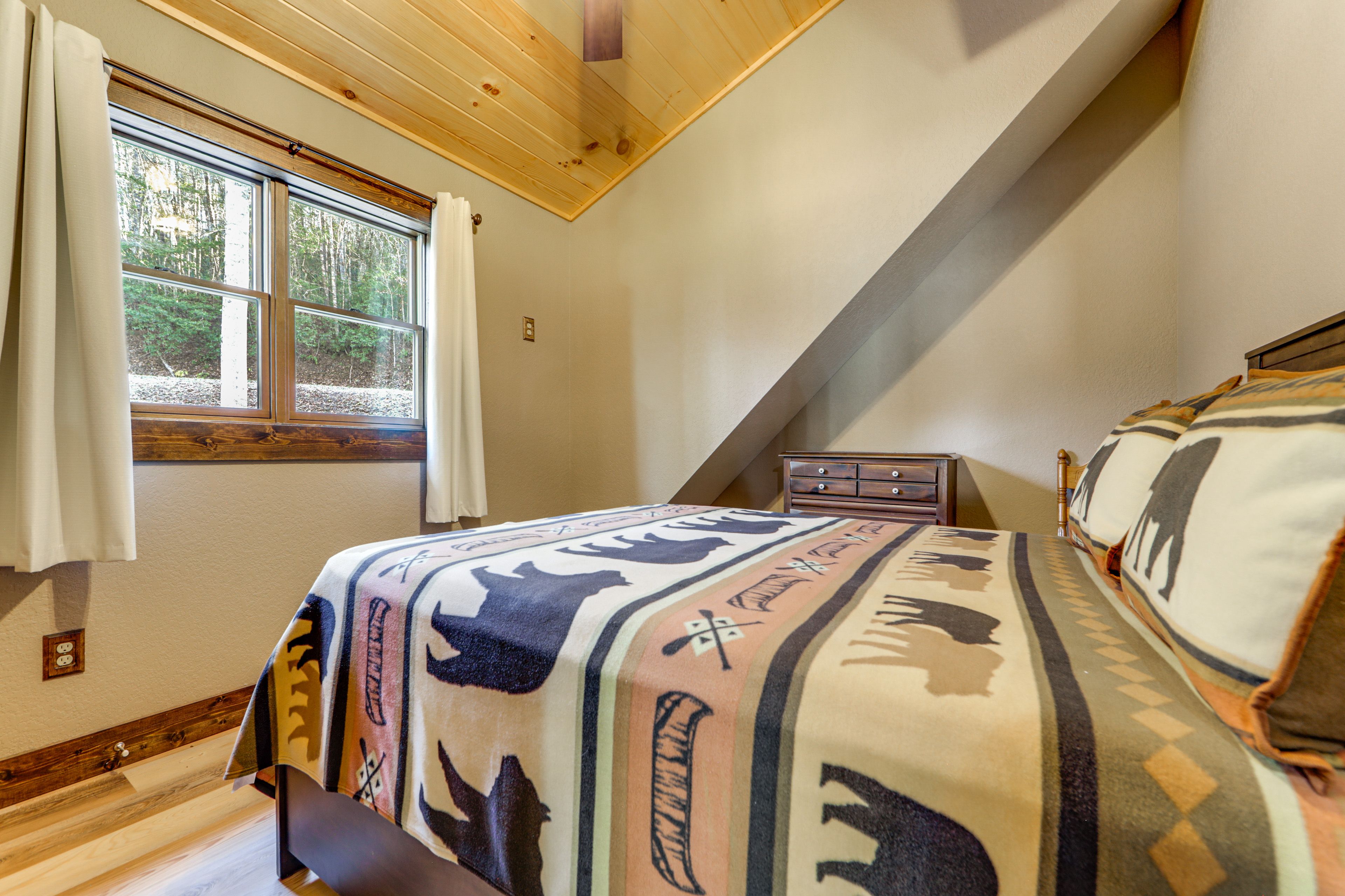 Bedroom 3 | 2nd Floor | Queen Bed