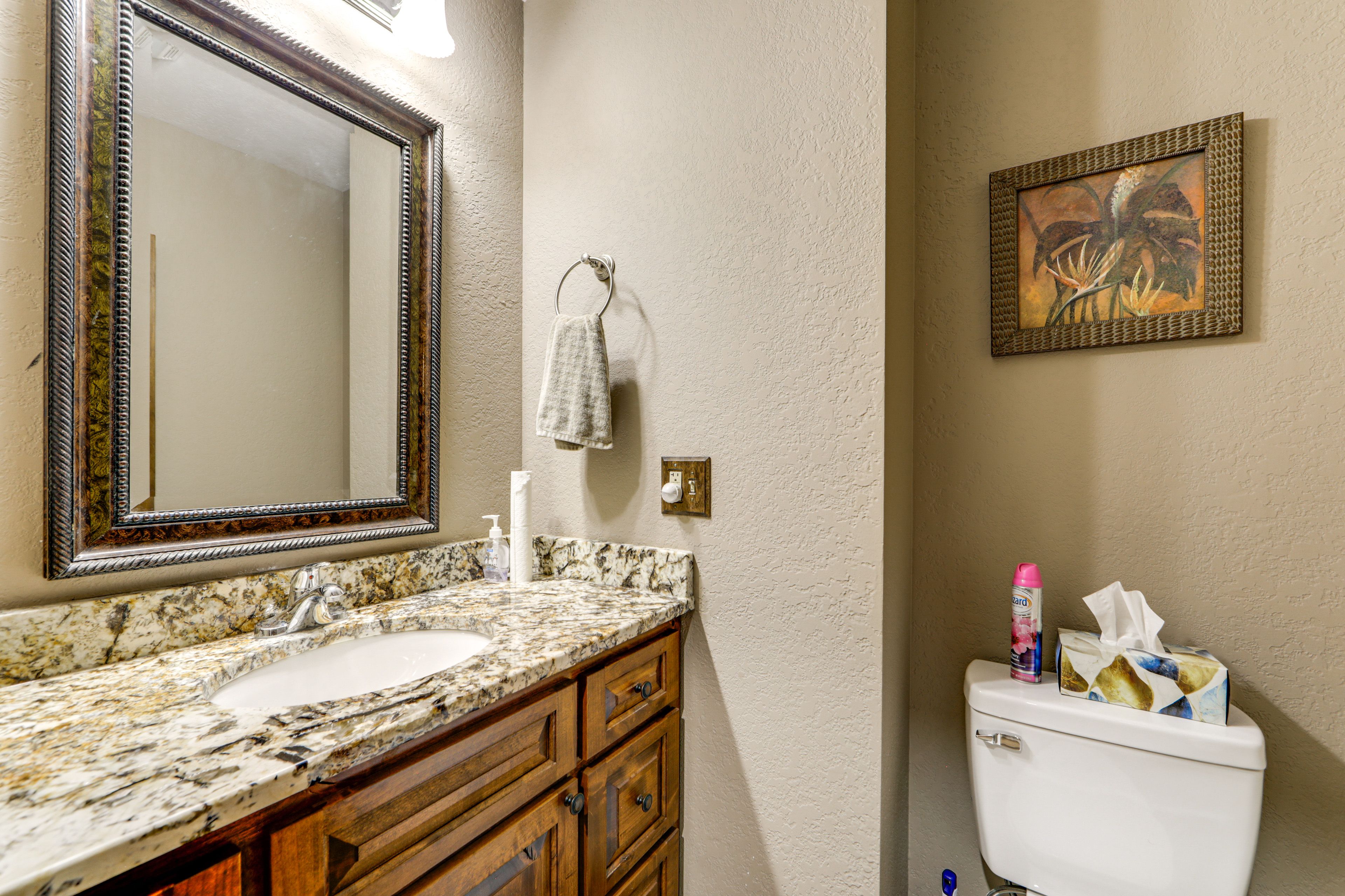 Half Bathroom | 1st Floor | Complimentary Toiletries | Towels Provided