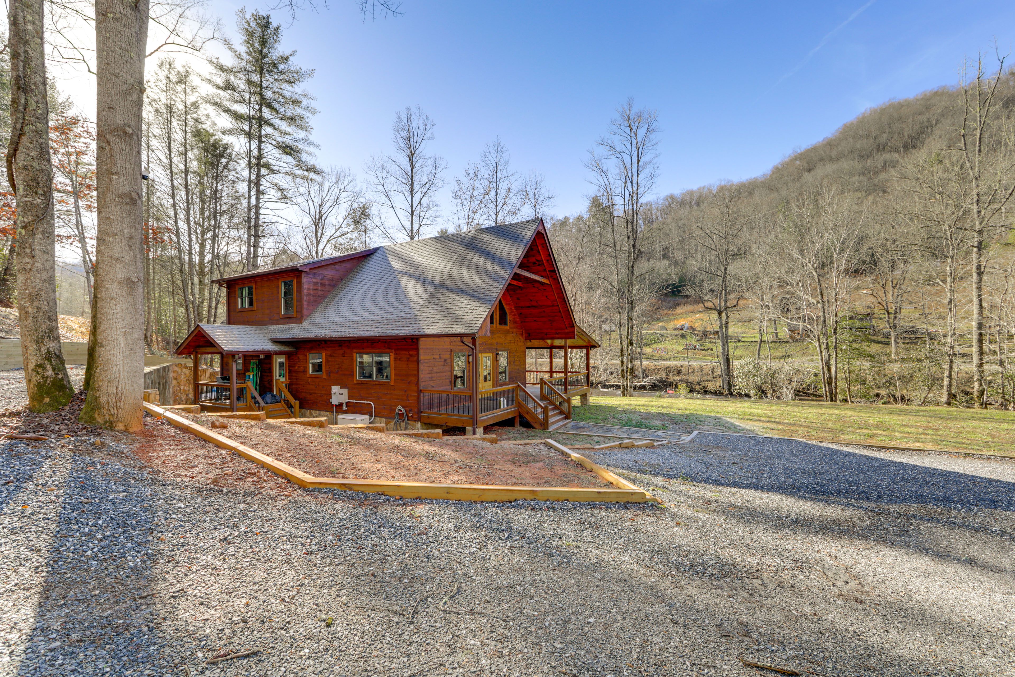 Exterior | Parking | Driveway (6 Vehicles)