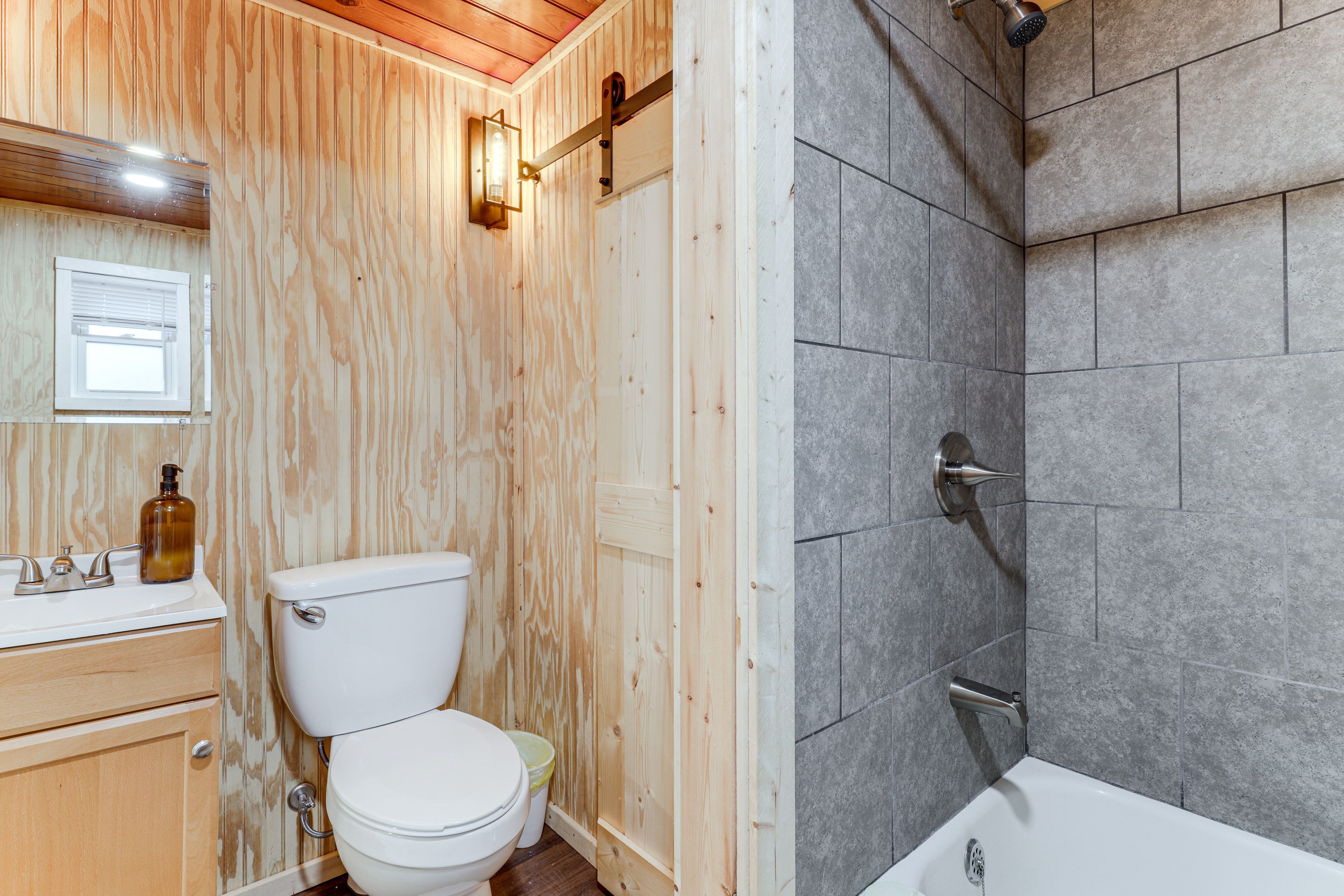 Detached Suite | Full Bathroom