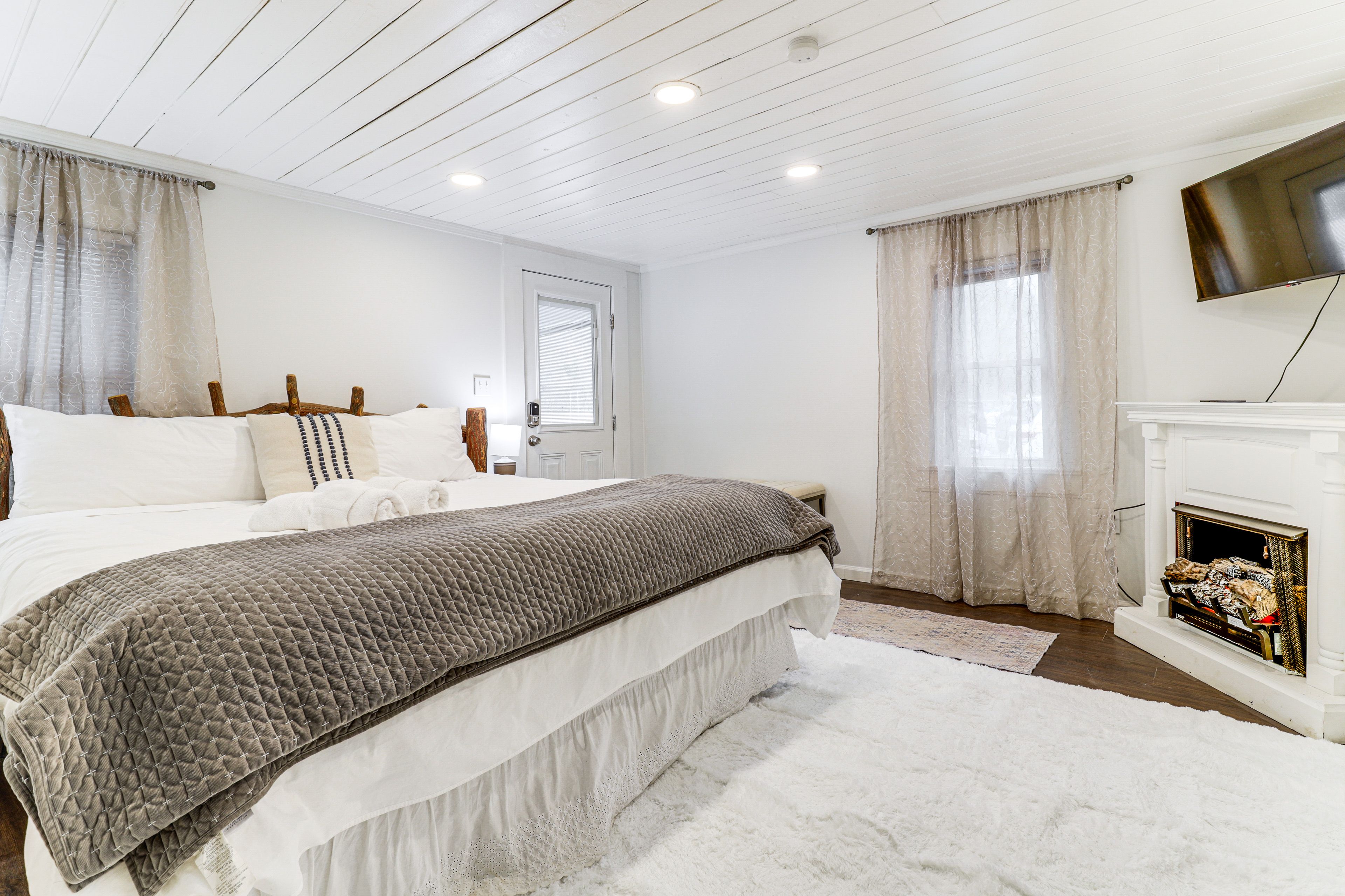 Detached Suite | Bedroom 4 | Queen Bed