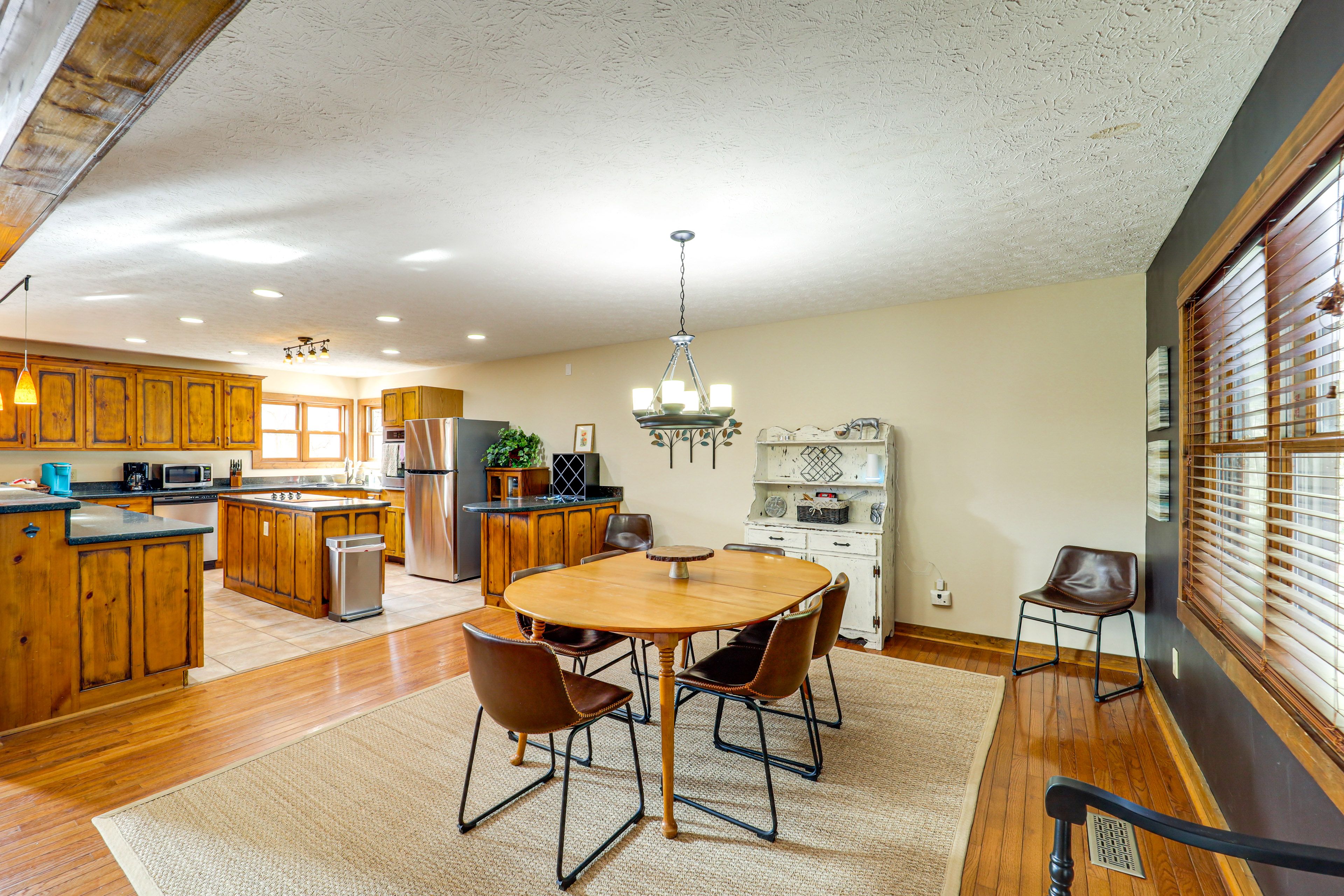 Dining Area | Dishware/Flatware Provided | Main Floor