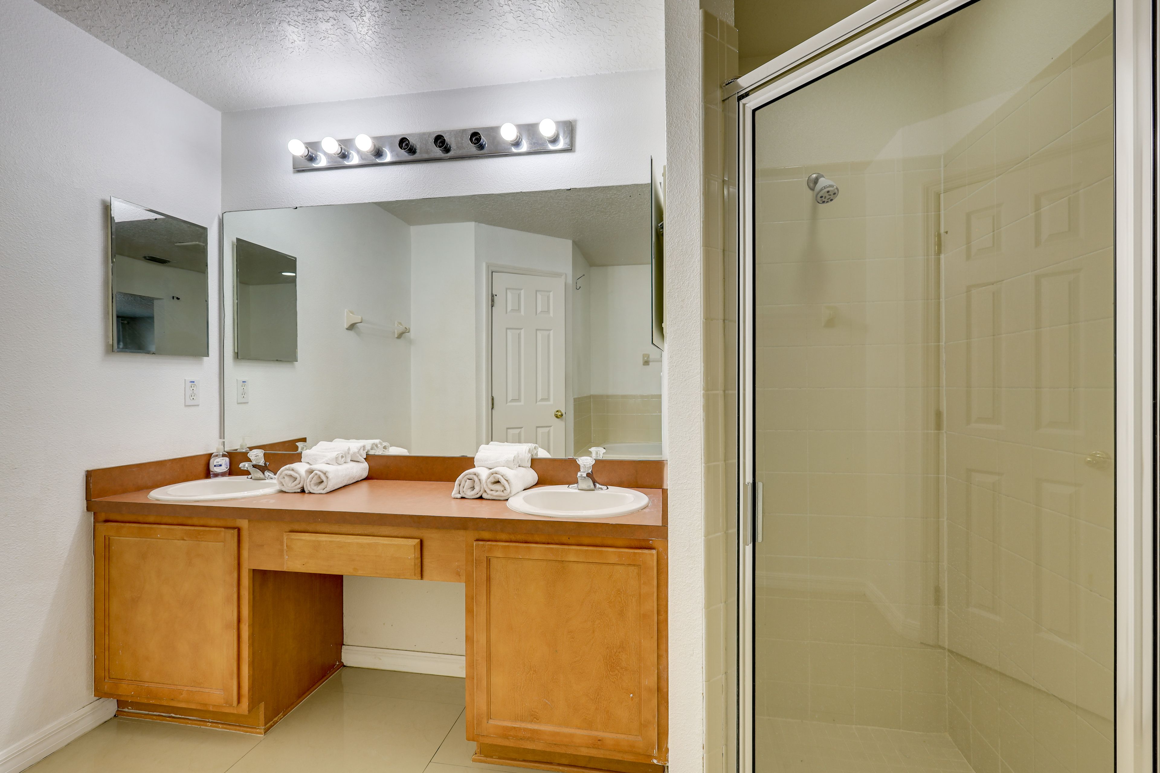 Full Bathroom | Complimentary Toiletries | Towels Provided