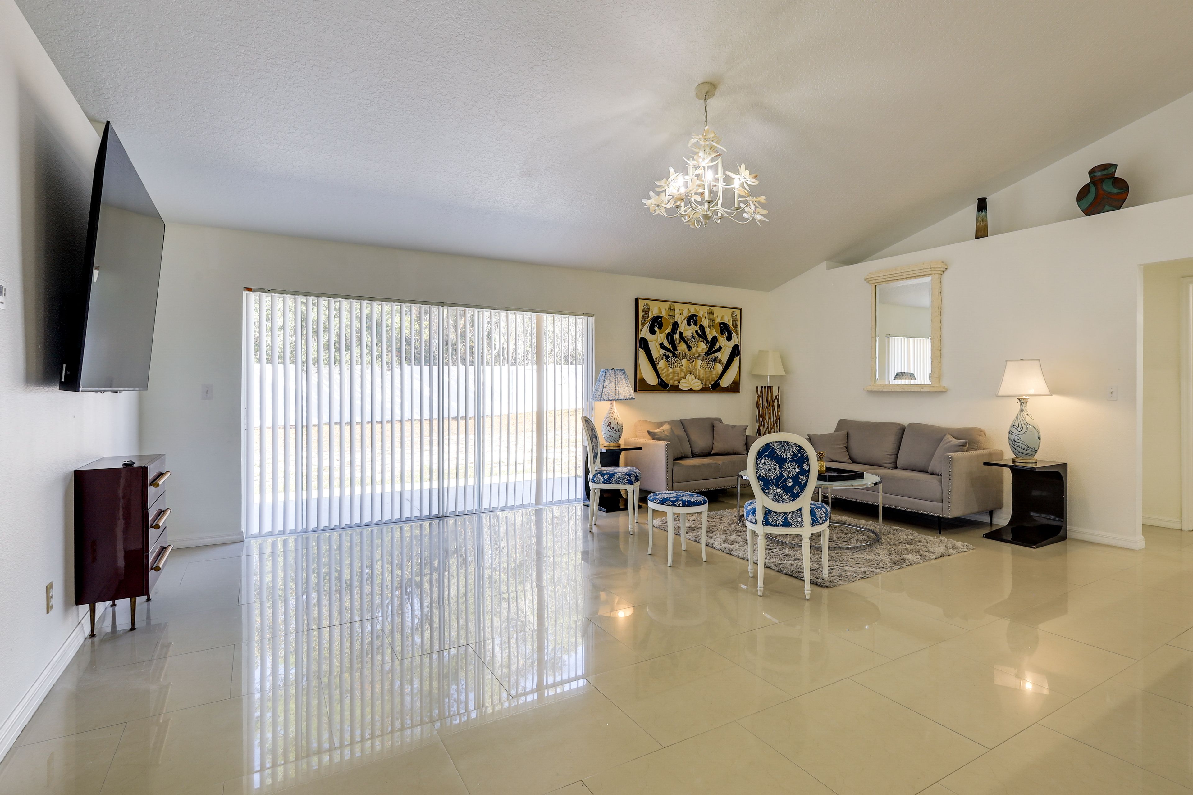 Living Room | Smart TV | Central Heating & A/C | Free WiFi