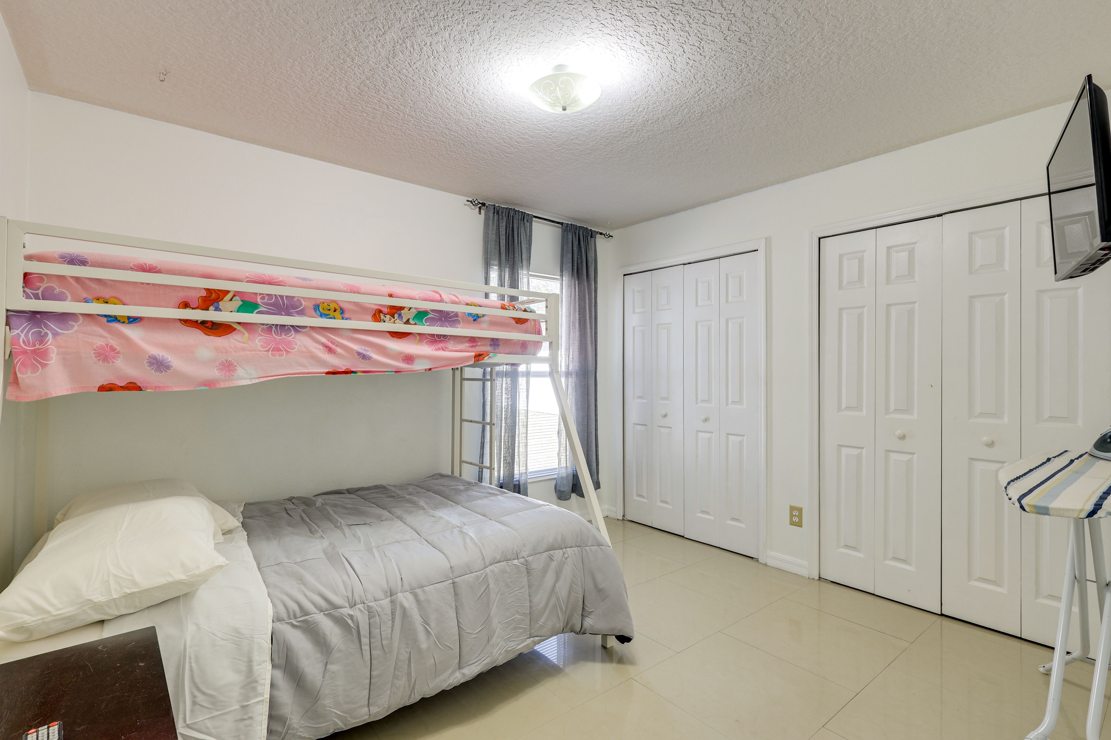 Bedroom 3 | Twin/Full Bunk Bed