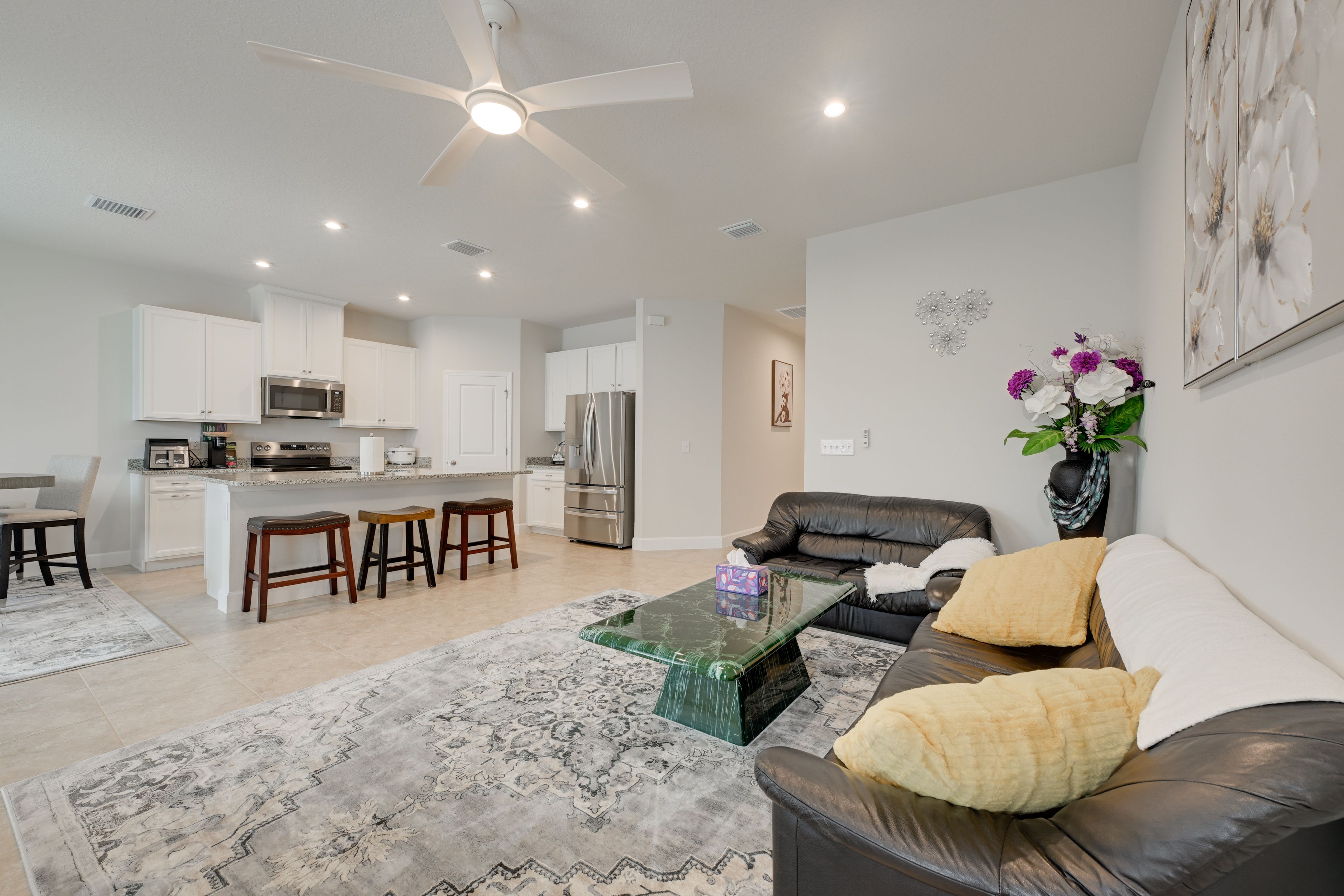 Living Room | Central A/C & Heating | Free WiFi