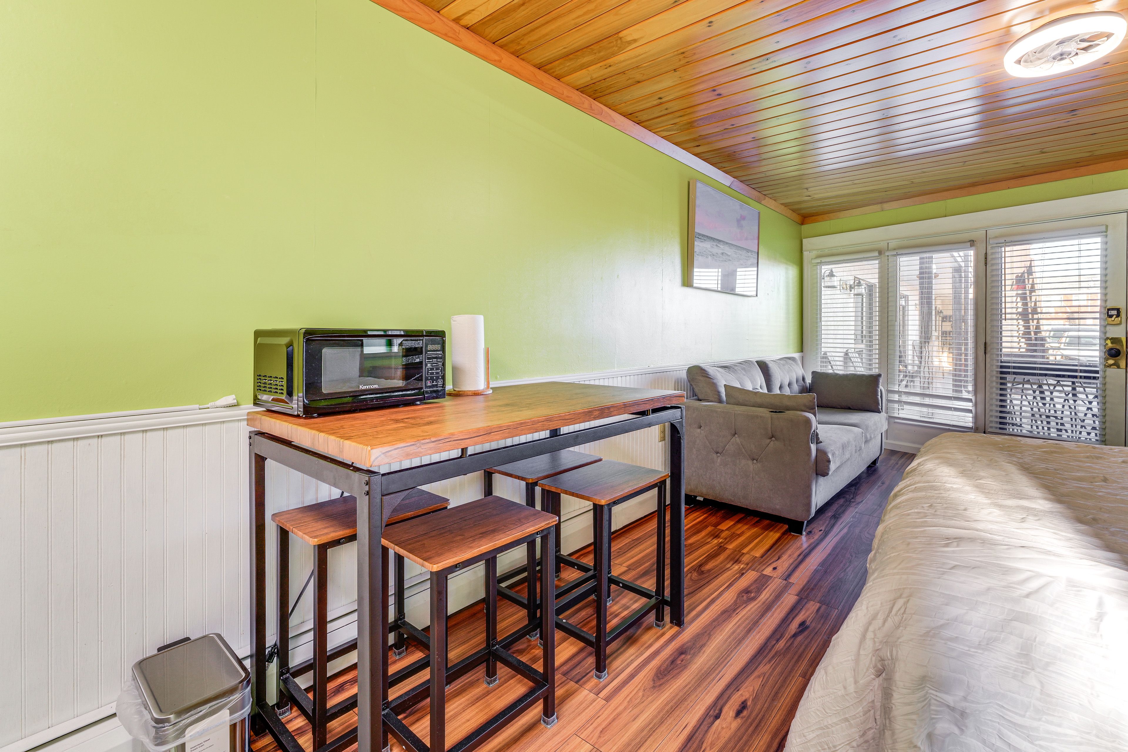 Dining Table | Dishware & Flatware