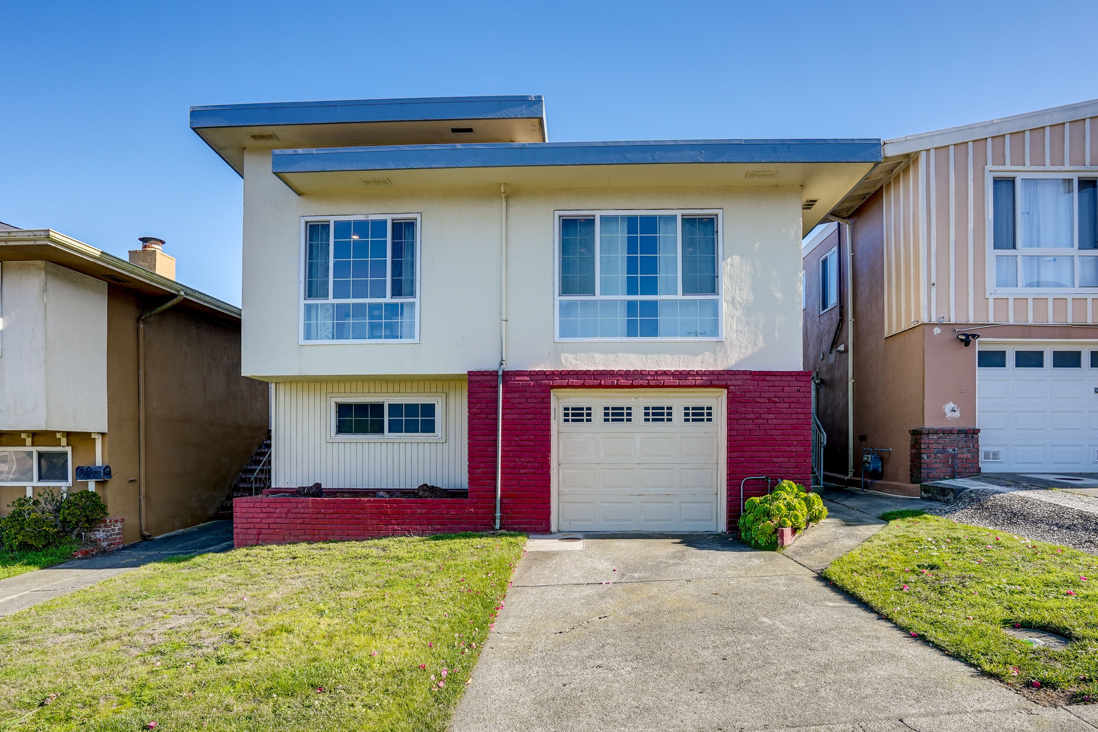 Exterior | Driveway (1 Vehicle) | Garage (2 Vehicles)