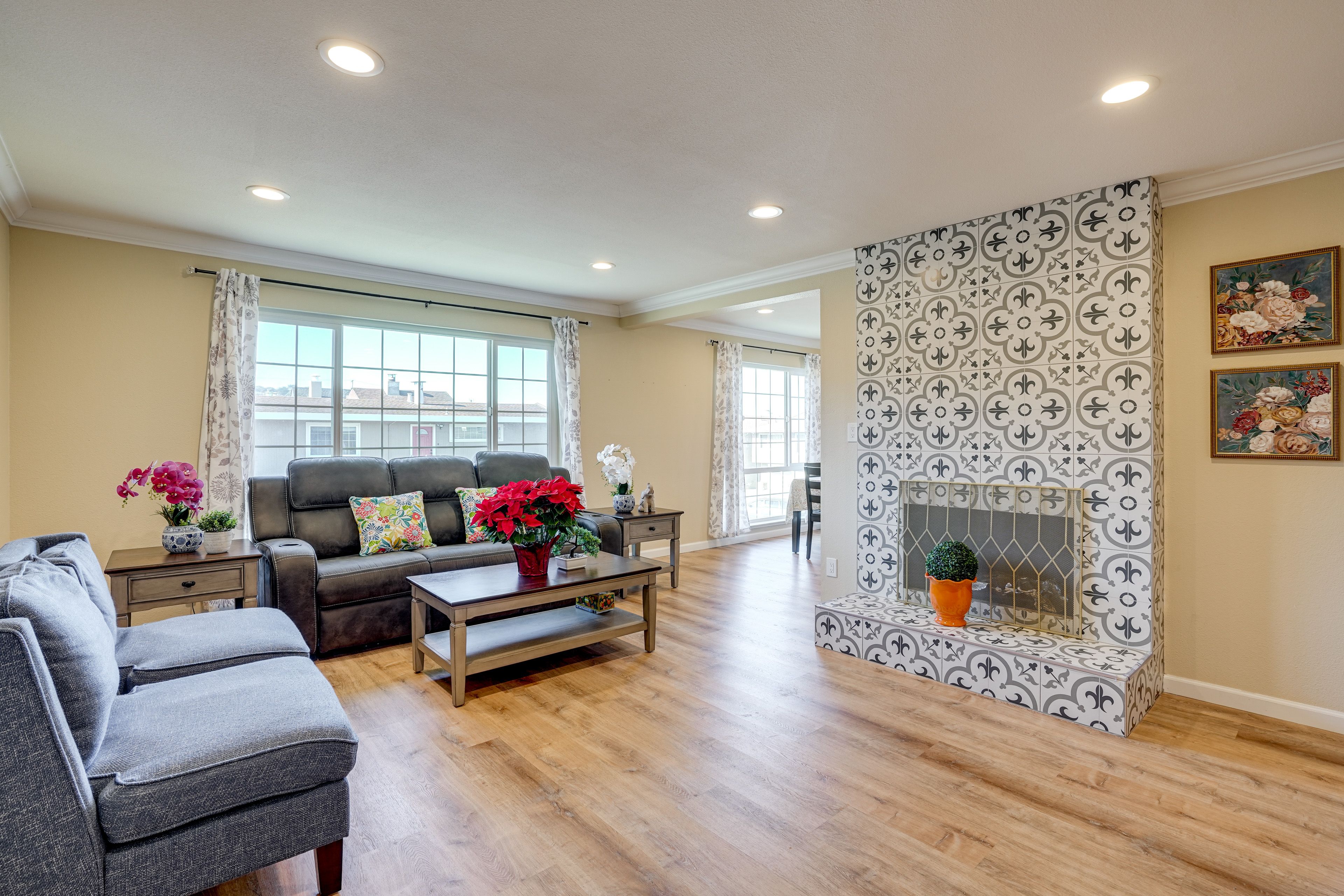 Living Room | Free WiFi | Central Heating & A/C | Smart TV