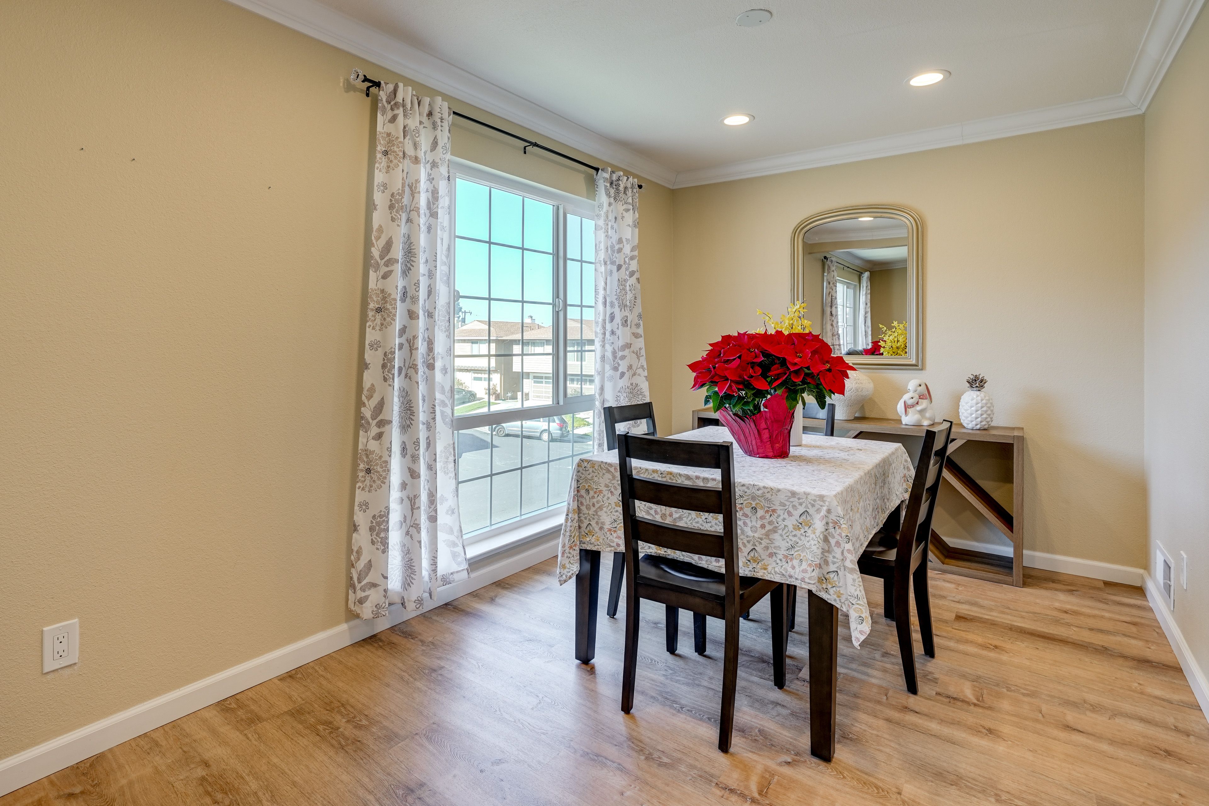 Dining Area | Dishware/Flatware Provided