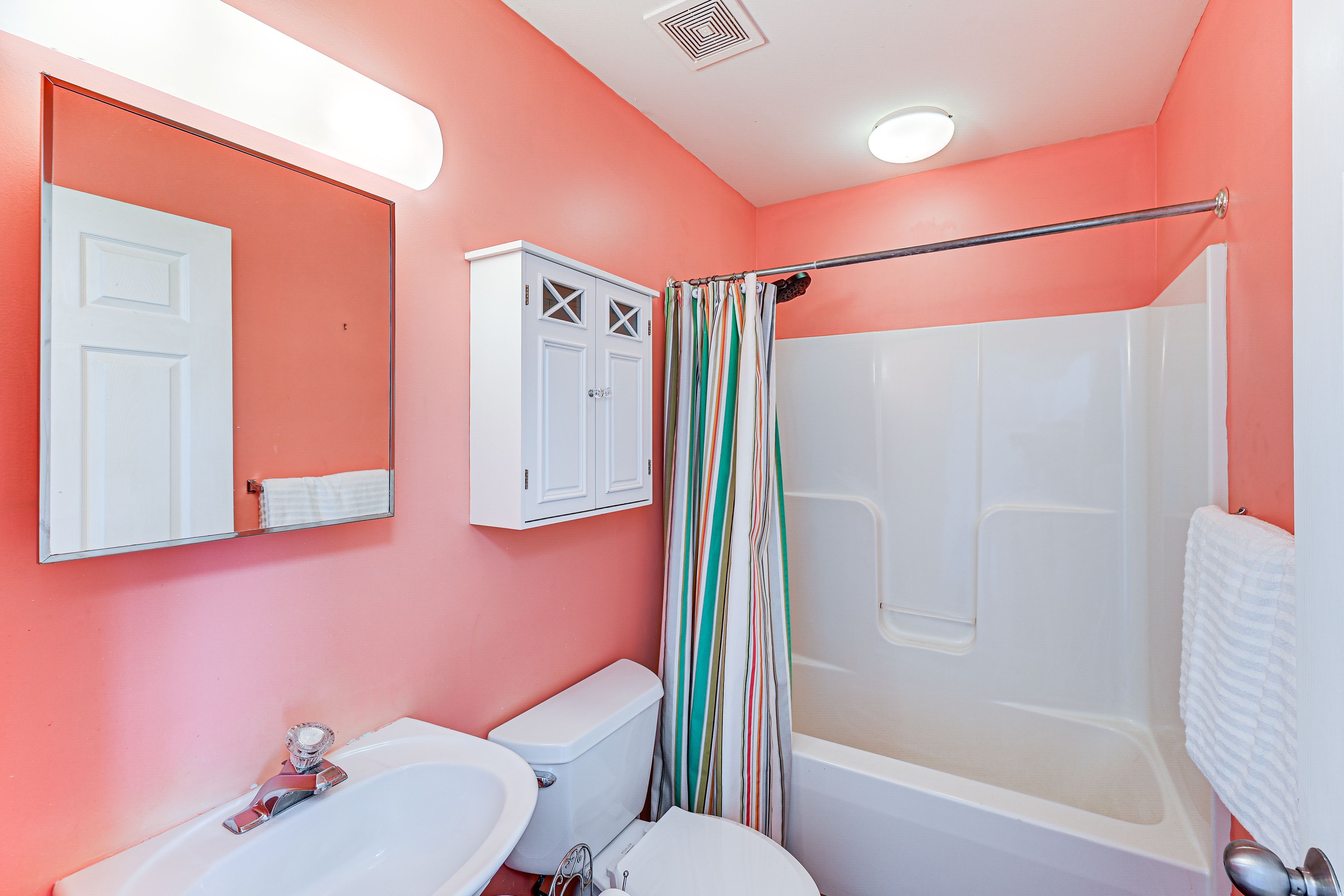 Full Bathroom | 2nd Floor