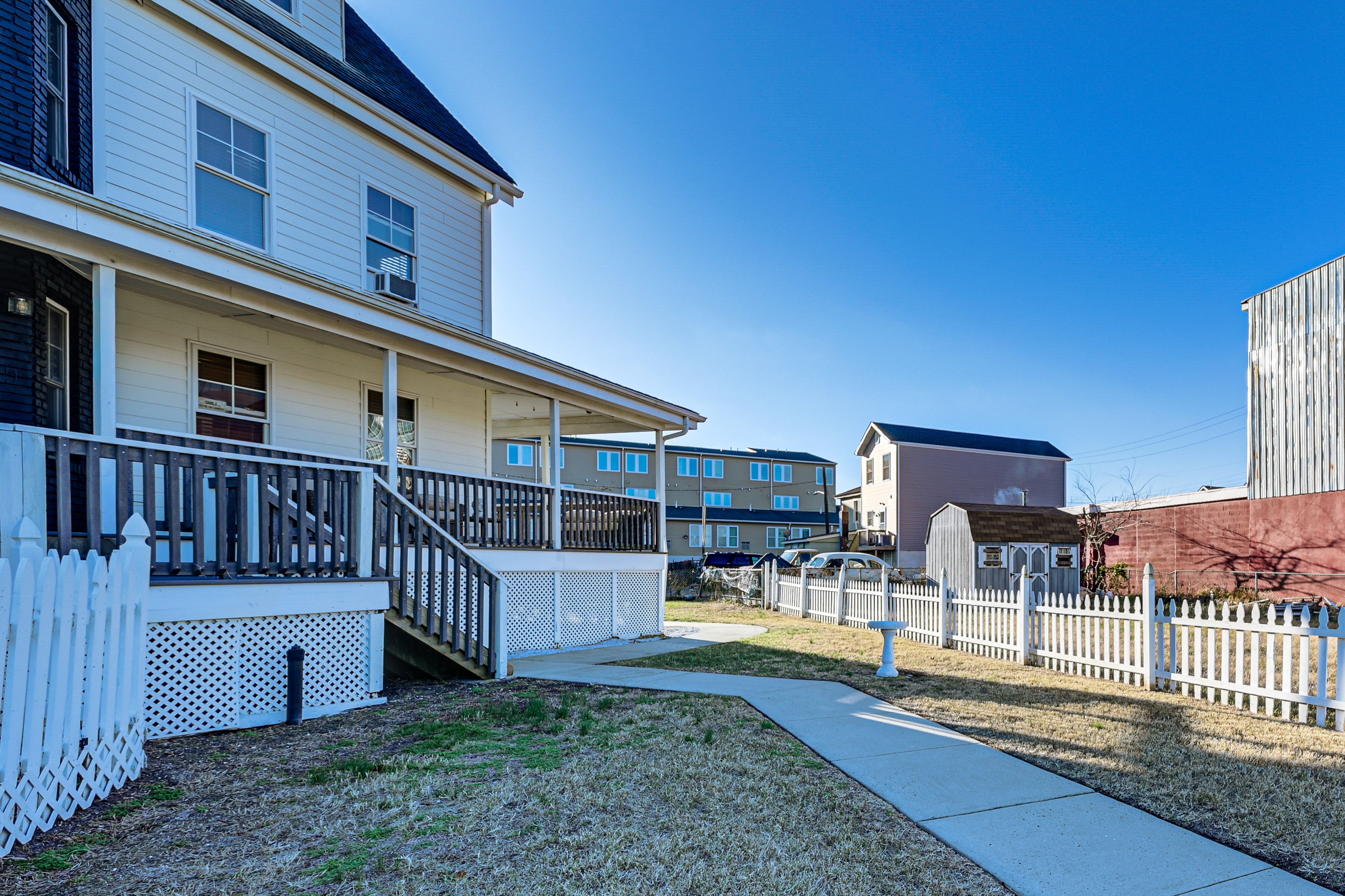 Parking | Free Street (3 Vehicles, First-Come, First-Served)