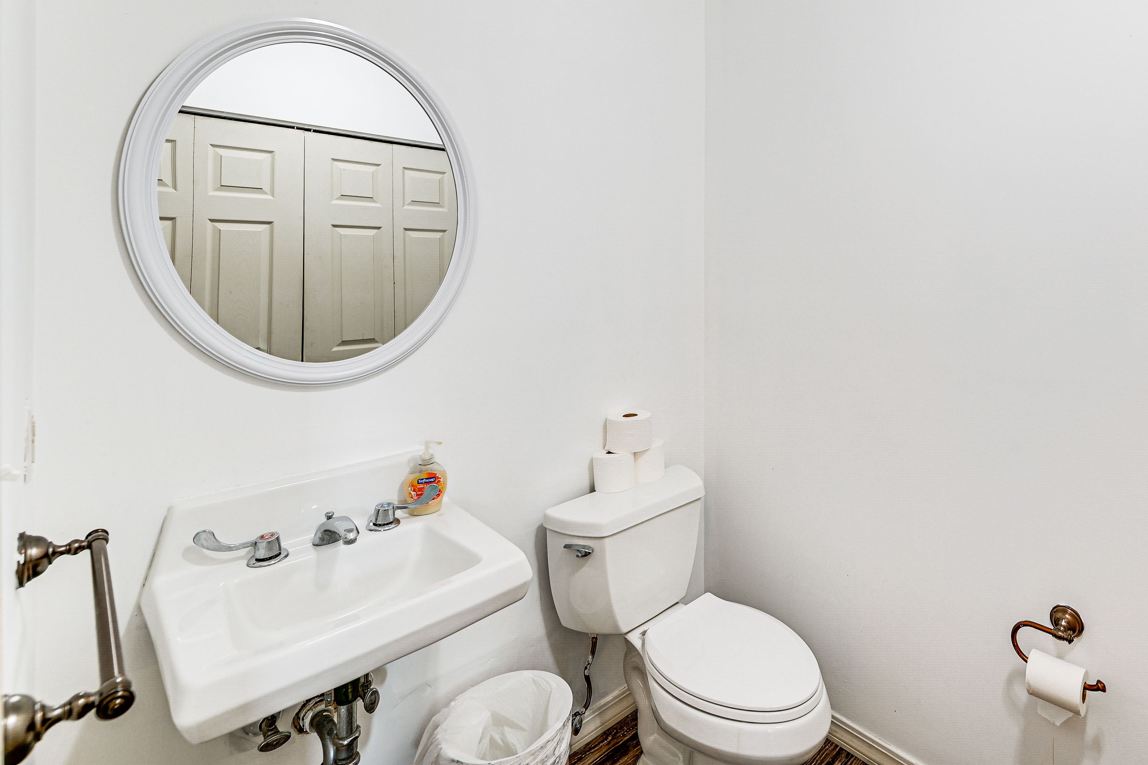 Half Bathroom | 1st Floor | Towels Provided